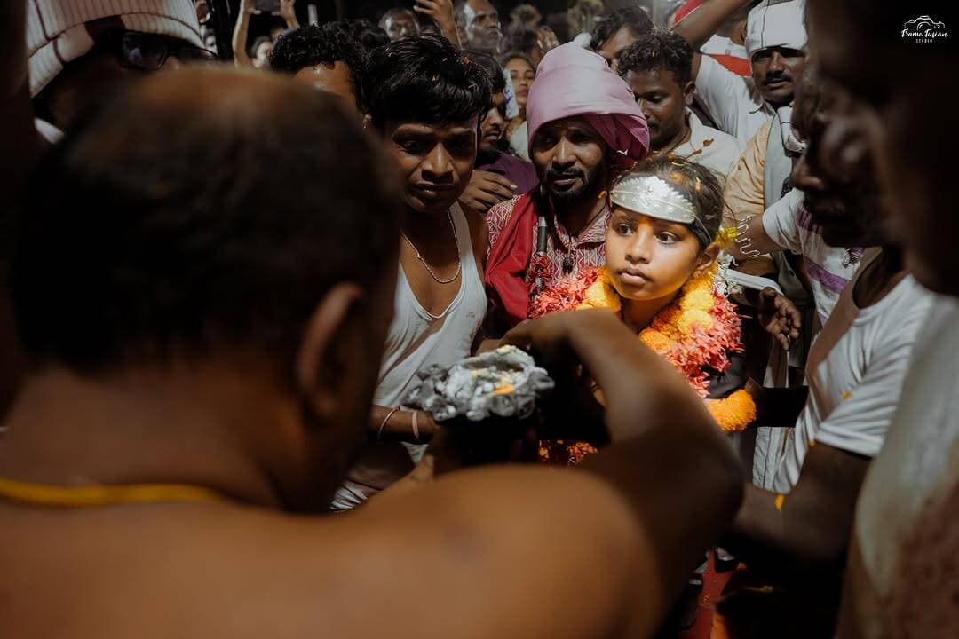 विश्वप्रसिद्ध 75 दिवसीय बस्तर दशहरा के सबसे महत्वपूर्ण अनुष्ठानों में शुमार पारंपरिक ‘काछनगादी रस्म’ विधि-विधान से संपन्न हुई।
12 वर्षीय बालिका पीहू श्रीवास्तव के ऊपर सवार हुई माँ काछनदेवी, जिन्होंने कांटों के आसन पर विराजमान होकर पर्व के निर्विघ्न संपन्न होने की स्वीकृति प्रदान की।काछनगादी के पश्चात नगर के गोलबाजार में ‘रैला पूजा’ संपन्न हुई।
बस्तर की यह अनूठी संस्कृति और परंपराएं हम सभी को गौरवान्वित करती हैं।
🎥: @framefusion_ #FrameFusion
#BastarDussehra #बस्तरदशहरा #काछनगादी #रैलापूजा