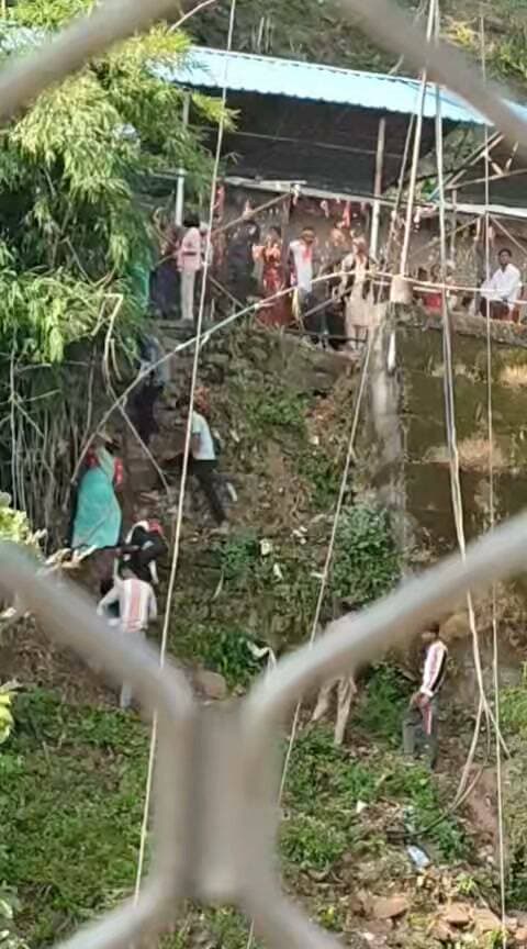मैहर - जान जोखिम में डालकर शार्ट कट रास्ता अपनाकर पहाड़ी मार्ग से जा रहे श्रद्धालु