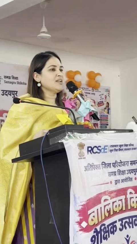 कागज़ के फूलों में भी जब अपनेपन और कृतज्ञता की महक आ जाए, तो मेहनत सफल लगने लगती है।
कश्ती फाउंडेशन के साथ हमारा प्रयास है कि हर बच्चे के भीतर की कला, खेल और प्रतिभा को निखारा जाए। इस बच्ची का यह निस्वार्थ प्यार और सम्मान ही हमारी असली पूँजी है।
#udaipur #mewar #trendingudaipur #rajasthan