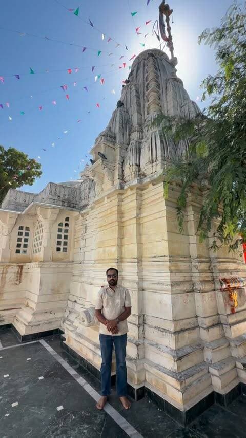 माता रानी के आशीर्वाद से आपके जीवन में सुख, शांति, समृद्धि और खुशियों का आगमन हो। 🙏🏻❤️
इस पावन शारदीय नवरात्रि पर माता रानी आपकी हर मनोकामना पूर्ण करें और आपके परिवार को सुख-समृद्धि, उत्तम स्वास्थ्य एवं खुशहाली का आशीर्वाद दें। ❤️✨
आपको नवरात्रि की हार्दिक शुभकामनाएँ! 🔱❤️
जय माता दी! 🙏🏻