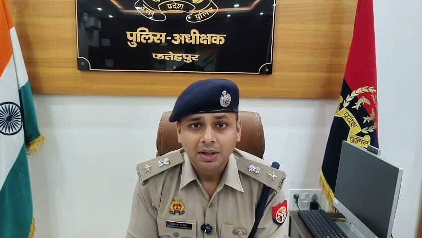 असोथर में मुर्गी फार्म के पास 65 वर्षीय किसान की हत्या, फतेहपुर में 24 घंटे के भीतर दूसरी वारदात
एसपी अभिमन्यु मांगलिक बोले—अज्ञात हत्यारों पर मुकदमा दर्ज, विशेष टीमें गठित, जल्द होगा खुलासा
पोस्टमार्टम रिपोर्ट और फोरेंसिक जांच के बाद सामने आएगी मौत की असली वजह
उत्तर प्रदेश के फतेहपुर जनपद में लगातार सामने आ रही हत्या की घटनाओं ने कानून-व्यवस्था को लेकर चिंता बढ़ा दी है। असोथर थाना क्षेत्र के ग्राम गड़ेरिया मजरा सातोपीत में रविवार सुबह लगभग 6:30 बजे 65 वर्षीय किसान सीताराम पाल अपने घर से करीब 150 मीटर दूर स्थित मुर्गी फार्म में मृत अवस्था में मिले। सूचना मिलते ही स्थानीय पुलिस, फील्ड यूनिट और वरिष्ठ अधिकारी मौके पर पहुंचे तथा घटनास्थल का गहन निरीक्षण कर जांच शुरू कर दी। मृतक के शरीर पर चोटों के निशान पाए गए हैं। पुलिस ने अज्ञात व्यक्ति के विरुद्ध हत्या का मुकदमा दर्ज कर विशेष टीमों का गठन कर दिया है।
प्राप्त जानकारी के अनुसार सीताराम पाल प्रतिदिन की तरह रात में अपने छोटे मुर्गी फार्म में सोने गए थे। रविवार सुबह जब काफी देर तक वह घर नहीं लौटे तो परिजन उन्हें देखने पहुंचे। वहां उनका शव खून से लथपथ हालत में पड़ा मिला। घटना की सूचना मिलते ही पूरे गांव में सनसनी फैल गई और बड़ी संख्या में ग्रामीण मौके पर एकत्र हो गए।
सूचना पर थाना असोथर पुलिस तत्काल मौके पर पहुंची। फोरेंसिक टीम ने घटनास्थल से महत्वपूर्ण साक्ष्य जुटाए और आसपास के क्षेत्र की बारीकी से जांच की। पुलिस ने शव को कब्जे में लेकर पोस्टमार्टम के लिए भेज दिया है। अधिकारियों का कहना है कि पोस्टमार्टम रिपोर्ट आने के बाद ही यह स्पष्ट हो सकेगा कि शरीर पर मिले चोटों के निशान किस कारण से हैं और मृत्यु का वास्तविक कारण क्या है।
पुलिस अधीक्षक अभिमन्यु मांगलिक ने मीडिया को बताया कि परिजनों से पूछताछ की गई, लेकिन उन्होंने किसी पर भी संदेह व्यक्त नहीं किया है। घटना के अनावरण के लिए विशेष पुलिस टीमों का गठन कर दिया गया है और सभी संभावित पहलुओं पर गंभीरता से जांच की जा रही है। पुलिस ने भरोसा दिलाया है कि जल्द ही घटना का खुलासा कर दोषियों को गिरफ्तार किया जाएगा।
गौरतलब है कि फतेहपुर जिले में बीते 24 घंटे के भीतर यह दूसरी हत्या की घटना है। इससे पहले बकेवर थाना क्षेत्र में एक युवक द्वारा अपनी मां की हत्या किए जाने का मामला सामने आया था। लगातार हो रही गंभीर घटनाओं ने जिले में कानून-व्यवस्था को लेकर चर्चा तेज कर दी है। हालांकि पुलिस का कहना है कि दोनों मामलों की अलग-अलग दृष्टिकोण से निष्पक्ष जांच की जा रही है।
पुलिस आसपास लगे सीसीटीवी कैमरों, तकनीकी साक्ष्यों, फोरेंसिक रिपोर्ट और स्थानीय लोगों से पूछताछ के आधार पर घटना की कड़ियां जोड़ने में जुटी है। अधिकारियों का कहना है कि जांच पूरी होने के बाद ही हत्या के पीछे की वास्तविक वजह सामने आएगी।
इस घटना से पूरे क्षेत्र में शोक और भय का माहौल है। ग्रामीणों ने पुलिस प्रशासन से जल्द से जल्द घटना का खुलासा कर दोषियों के विरुद्ध कठोर कार्रवाई की मांग की है ताकि क्षेत्र में सुरक्षा का विश्वास कायम रह सके।
एनडी न्यूज़ की अपील:
समाज में बढ़ती हिंसक घटनाएं अत्यंत चिंताजनक हैं। किसी भी विवाद का समाधान कानून और संवाद के माध्यम से किया जाना चाहिए। यदि किसी व्यक्ति को किसी प्रकार की धमकी मिले या कोई संदिग्ध गतिविधि दिखाई दे तो तत्काल पुलिस को सूचना दें। अफवाहों से बचें और जांच में सहयोग करें। प्रशासन से अपेक्षा है कि इस मामले की निष्पक्ष, पारदर्शी और त्वरित जांच कर दोषियों के विरुद्ध कठोर कानूनी कार्रवाई सुनिश्चित करे, जिससे आमजन का कानून व्यवस्था पर विश्वास और मजबूत हो।
👇👇
#NDNews #दैनिक_निष्पक्ष_धारा #Fatehpur #Asothar #SatonPeet #SitaramPal #MurderCase #UPPolice #FatehpurPolice #AbhimanyuMangalik #CrimeNews #LawAndOrder #ForensicTeam #UttarPradesh
👇👇
@dgpup
@RSSorg
@UPGovt
@wpl1090
@RSSgeet
@Uppolice
@MIB_India
@PMOIndia
@HMOIndia
@abmanglik
@VHPDigital
@igrangealld
@myogioffice
@InfoDeptUP
@dmfatehpur
@sdmsadarftp
@CMOfficeUP
@CMOUP_RC
@UPPRD1948
@ChiefSecyUP
@ChiefSecyUP
@MahantYogiG
@FatehpurSdm
@fatehpurpolice
@BajrangDalOrg
@rashtrapatibhvn
@UPMahilaKalyan
@112UttarPradesh
@myogiadityanath
@CommissionerPrg
@ADGZonPrayagraj
👇👇
🟥 ND NEWS | दैनिक निष्पक्ष धारा
मुख्य संपादक / संस्थापक: राजन सिंह हाड़ा
सह-संपादक: शालिनी सिंह भदौरिया
✒️ रिपोर्ट: फतेहपुर जिला ब्यूरो
📍कार्यालय-3: U158, हीरा स्वीट्स के पास, विकास मार्ग, लक्ष्मी नगर, पूर्वी दिल्ली, पिन कोड – 110092 (NCR)
📍कार्यालय-2: विधानसभा रोड, बर्लिंगटन चौराहा, लखनऊ–226001 (UP)
📞9696119696
