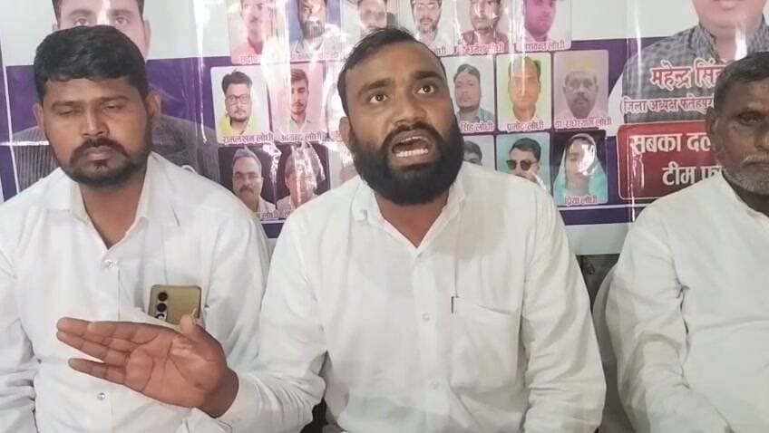 त्रिलोकीपुर में सबका दल यूनाइटेड की समीक्षा बैठक, मिशन-2027 को लेकर कार्यकर्ताओं में भरा जोश
प्रदेश अध्यक्ष राहुल चौधरी बोले—212 विधानसभा क्षेत्रों में संगठन कर रहा मजबूती से काम
डॉ. कामता प्रसाद लोधी का दावा—वंचित समाज की ताकत तय करेगी 2027 की सरकार
फतेहपुर। उत्तर प्रदेश के फतेहपुर जनपद के तिल्यानी ब्लॉक स्थित त्रिलोकीपुर गांव में सबका दल यूनाइटेड भारत की समीक्षा बैठक का आयोजन किया गया। बैठक का नेतृत्व जिला पंचायत सदस्य वार्ड संख्या-10 के भावी प्रत्याशी डॉ. कामता प्रसाद लोधी ने किया। कार्यक्रम में संगठन की मजबूती, सदस्यता विस्तार और मिशन-2027 की रणनीति पर विस्तार से चर्चा की गई।
बैठक में मुख्य अतिथि के रूप में पहुंचे पार्टी के प्रदेश अध्यक्ष राहुल चौधरी का कार्यकर्ताओं ने फूल-मालाओं से भव्य स्वागत किया। कार्यक्रम की शुरुआत महापुरुषों के चित्रों पर माल्यार्पण एवं श्रद्धांजलि अर्पित कर की गई। इसके बाद आयोजित समीक्षा बैठक में संगठन के विस्तार, बूथ स्तर तक कार्यकर्ताओं को सक्रिय करने तथा आगामी विधानसभा चुनावों की तैयारियों पर विचार-विमर्श हुआ।
प्रदेश अध्यक्ष राहुल चौधरी ने अपने संबोधन में कहा कि पार्टी मिशन-2027 के तहत प्रदेश की 212 विधानसभा सीटों पर संगठन को मजबूत करने के लिए लगातार कार्य कर रही है। उन्होंने दावा किया कि लगभग 100 विधानसभा क्षेत्रों में पार्टी का जनाधार 50 हजार से डेढ़ लाख तक है, जबकि 112 विधानसभा क्षेत्रों में 10 हजार से 50 हजार समर्थक सक्रिय हैं। उन्होंने कहा कि अनुसूचित जाति, अनुसूचित जनजाति, अन्य पिछड़ा वर्ग, कुम्हार, धोबी सहित विभिन्न वंचित समाज के लोग बड़ी संख्या में पार्टी से जुड़ रहे हैं।
बैठक को संबोधित करते हुए डॉ. कामता प्रसाद लोधी ने कहा कि वीरांगना अवंतीबाई लोधी के वंशजों सहित वंचित समाज पार्टी के साथ मजबूती से खड़ा है। उन्होंने दावा किया कि वर्ष 2027 के विधानसभा चुनाव में जो भी राजनीतिक दल सबका दल यूनाइटेड के साथ गठबंधन करेगा, प्रदेश में सरकार बनाने में उसे बढ़त मिलेगी। उन्होंने कार्यकर्ताओं से गांव-गांव जाकर संगठन की नीतियों और कार्यक्रमों को जन-जन तक पहुंचाने का आह्वान किया।
बैठक के दौरान पार्टी पदाधिकारियों एवं कार्यकर्ताओं ने संगठन को मजबूत बनाने, सामाजिक समरसता, पिछड़े एवं वंचित वर्गों के अधिकारों तथा लोकतांत्रिक भागीदारी को बढ़ाने पर जोर दिया। कार्यक्रम में बड़ी संख्या में स्थानीय कार्यकर्ता एवं समर्थक उपस्थित रहे।
राजनीतिक विश्लेषकों का मानना है कि वर्ष 2027 के विधानसभा चुनाव को देखते हुए विभिन्न राजनीतिक दल और क्षेत्रीय संगठन अभी से अपने जनाधार को मजबूत करने में जुट गए हैं। त्रिलोकीपुर में आयोजित यह बैठक भी उसी रणनीति का हिस्सा मानी जा रही है।
एनडी न्यूज़ की अपील:
लोकतंत्र की मजबूती शांतिपूर्ण संवाद, जागरूक मतदान और संवैधानिक मूल्यों के सम्मान से होती है। सभी राजनीतिक दलों, कार्यकर्ताओं और नागरिकों से अपील है कि लोकतांत्रिक मर्यादाओं का पालन करें, समाज में सौहार्द बनाए रखें और विकास, शिक्षा, स्वास्थ्य तथा जनहित के मुद्दों को प्राथमिकता दें।
👇👇👇
#NDNews #दैनिक_निष्पक्ष_धारा #Fatehpur #Tilyani #Trilokipur #SabkaDalUnited #RahulChaudhary #DrKamtaPrasadLodhi #Mission2027 #UttarPradeshPolitics #PoliticalMeeting
👇👇
@dgpup
@RSSorg
@UPGovt
@wpl1090
@RSSgeet
@Uppolice
@MIB_India
@PMOIndia
@HMOIndia
@abmanglik
@VHPDigital
@igrangealld
@myogioffice
@InfoDeptUP
@dmfatehpur
@sdmsadarftp
@CMOfficeUP
@CMOUP_RC
@UPPRD1948
@ChiefSecyUP
@ChiefSecyUP
@MahantYogiG
@FatehpurSdm
@fatehpurpolice
@BajrangDalOrg
@rashtrapatibhvn
@UPMahilaKalyan
@112UttarPradesh
@myogiadityanath
@CommissionerPrg
@ADGZonPrayagraj
👇👇👇
🟥 ND NEWS | दैनिक निष्पक्ष धारा
मुख्य संपादक / संस्थापक: राजन सिंह हाड़ा
सह-संपादक: शालिनी सिंह भदौरिया
✒️ रिपोर्ट: फतेहपुर जिला ब्यूरो
📍 कार्यालय-3: U158, हीरा स्वीट्स के पास, विकास मार्ग, लक्ष्मी नगर, पूर्वी दिल्ली, पिन कोड – 110092 (NCR)
📍 कार्यालय-2: विधानसभा रोड, बर्लिंगटन चौराहा, लखनऊ – 226001 (UP)
📍 कार्यालय-1: 1/1 अटल बिहारी चौराहा, नियर बर्मा चौराहा, फतेहपुर – 212601 (UP)
📅 दिनांक: 11 अक्टूबर 2026
📆 दिन: रविवार
📧 Email: ndnewschannel@gmail.com
📞 मोबाइल: 096961 19696