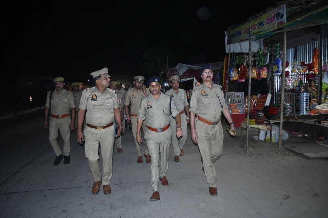 पुलिस अधीक्षक जालौन द्वारा क्षेत्राधिकारी जालौन एवं थाना कुठौन्द पुलिस बल के साथ सुरक्षा, शान्ति एवं कानून व्यवस्था सुदृढ़ बनाये रखने के उद्देश्य से कस्बा कुठौन्द में मुख्य मार्ग/सर्राफा बाजार, सार्वजनिक/भीड़भाड़ वाले स्थानों पर पैदल गस्त कर सुरक्षा व्यवस्था का जायजा लिया गया तथा आमजनमानस/व्यापारी बन्धु, दुकानदार आदि से संवाद कर उनकी सुरक्षा के प्रति आश्वस्त किया गया ।