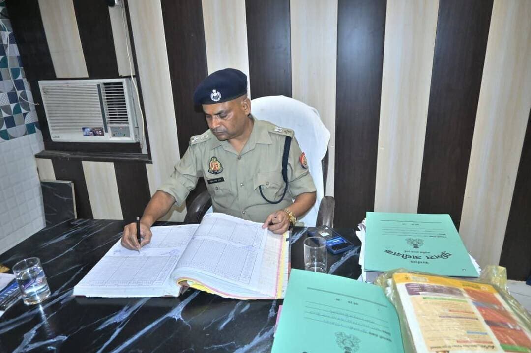 पुलिस अधीक्षक जालौन द्वारा थाना कुठौन्द का आकस्मिक निरीक्षण किया गया । इस दौरान थाना कार्यालय के अभिलेखों व एचएस इंडेक्स, मिशन शक्ति केंद्र, महिला/साइबर हेल्प डेस्क, हवालात, मालखाना का अवलोकन कर अभिलेखों के रखरखाव/अध्यावधिक, लंबित विवेचनाओं का समय से निस्तारण, वांछित अभियुक्तों की गिरफ्तारी आदि के सम्बन्ध में आवश्यक निर्देश दिये गये।