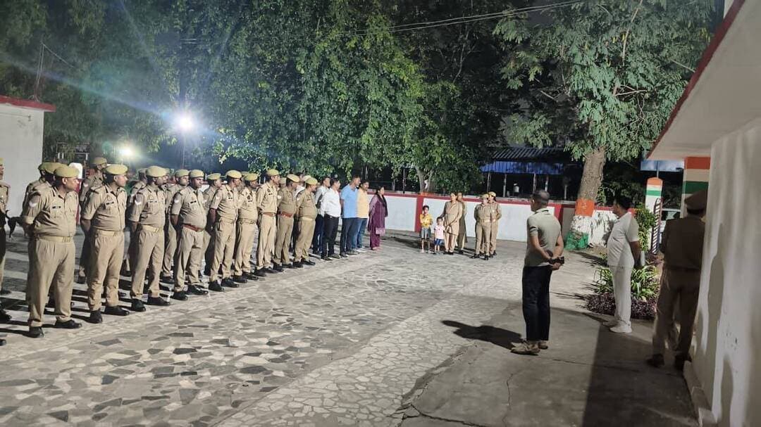 अपर पुलिस अधीक्षक जालौन द्वारा पुलिस लाईन उऱई में रात्रि गणना का आकस्मिक निरीक्षण किया गया एवं गणना पर उपस्थित समस्त पुलिस कर्मियों को ब्रीफ कर आवश्यक दिशा-निर्देश दिये गये ।