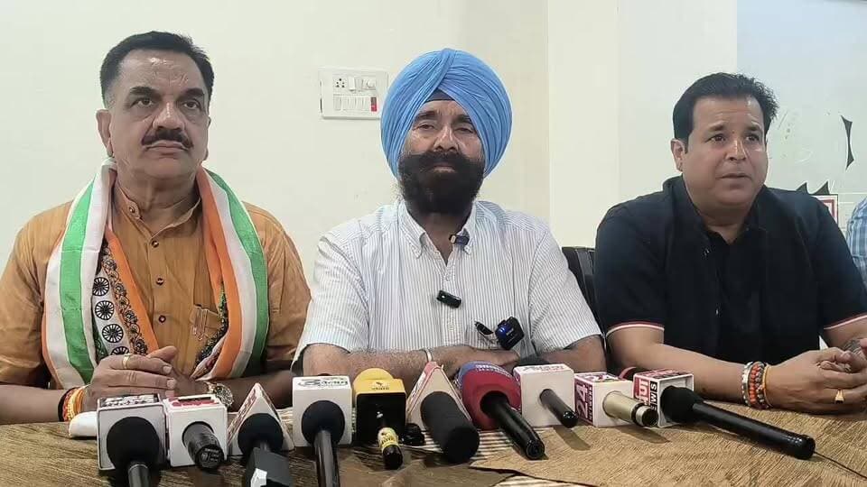 कांग्रेसियों के दिल्ली कूच की तैयारी तेज, हरेंद्र सिंह लाडी ने बताई रणनीति।
#Congress #CongressNews #DelhiKooch #दिल्ली_कूच #HarendraSinghLadi #हरेंद्रसिंहलाड़ी #KisanCongress #किसानकांग्रेस #UttarakhandNews #उत्तराखंडन्यूज #RudrapurNews #रुद्रपुरन्यूज #UdhamSinghNagar #BreakingNews #PoliticalNews #PressConference #LatestNews #HindiNews #CongressParty #DelhiNews