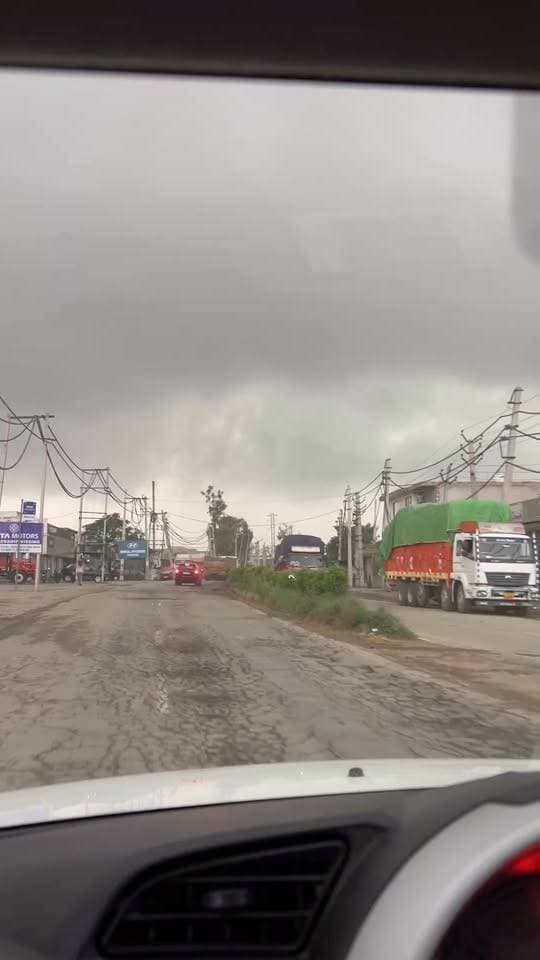 मौसम हुआ अचानक खराब आसमान में छाए गहरे काले बादल भारी बरसात ने किया पानी ही पानी