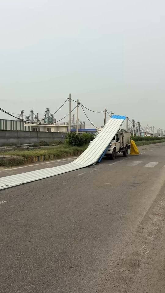गाड़ी पर लदी लोहे की चादर सड़क पर बुरी तरह बिखरी, हादसा होते-होते बचा रस्सी टूटी जा सकती थी किसी की जान