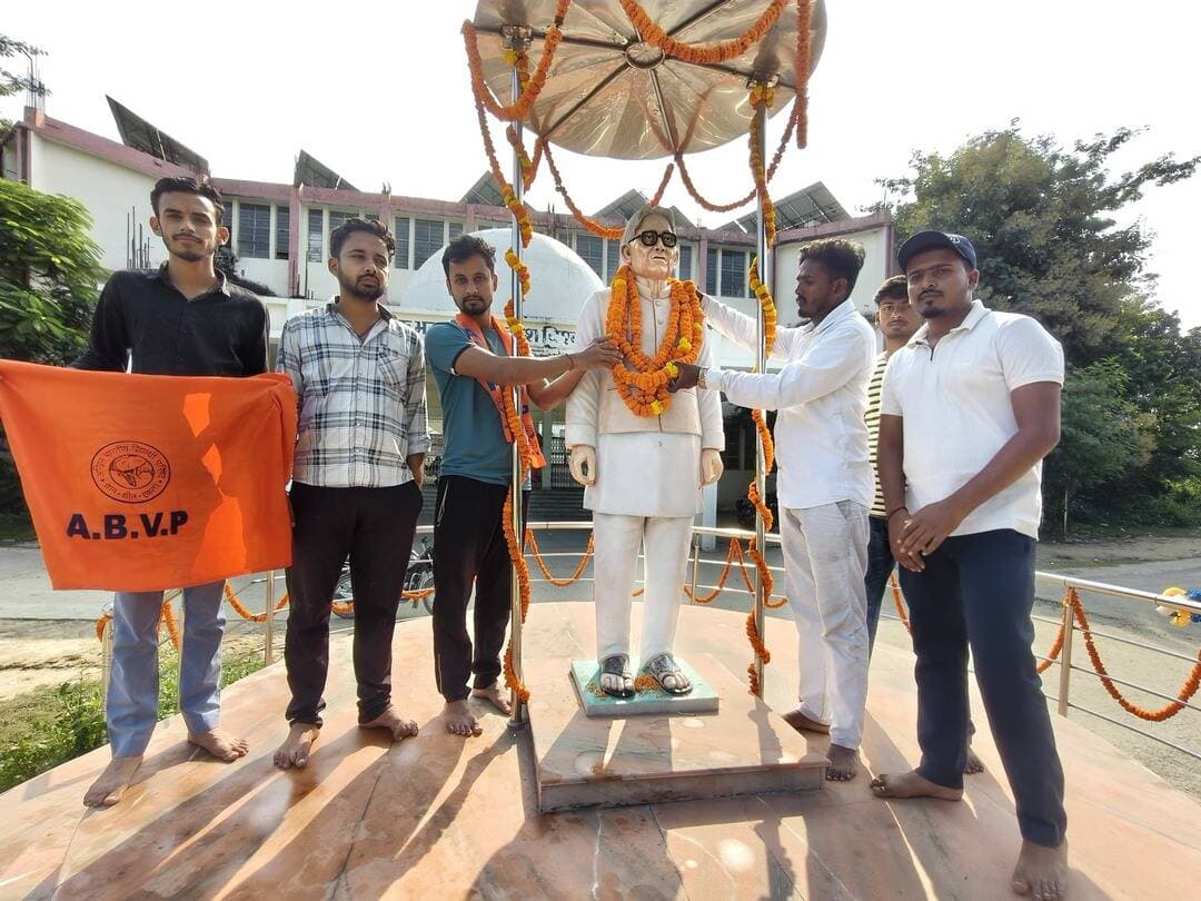 जेपी विश्वविद्यालय में अभाविप कार्यकर्ताओं ने लोकनायक जयप्रकाश नारायण की जयंती पर चलाया स्वच्छता अभियान, प्रतिमा पर किया माल्यार्पण
छपरा सारण लोकनायक जयप्रकाश नारायण की जयंती के अवसर पर रविवार (11 अक्टूबर 2026) को अखिल भारतीय विद्यार्थी परिषद (अभाविप) छपरा इकाई द्वारा जय प्रकाश विश्वविद्यालय परिसर में स्वच्छता अभियान चलाया गया। इस दौरान कार्यकर्ताओं ने विश्वविद्यालय परिसर, लोकनायक जेपी की प्रतिमा स्थल, वेटिंग एरिया और पेयजल व्यवस्था के आसपास सघन सफाई की।
विश्वविद्यालय परिसर में छात्र-छात्राओं और अभिभावकों के बैठने के लिए बने वेटिंग एरिया और एकमात्र पेयजल स्रोत (चापाकल) के पास काफी समय से गंदगी व अव्यवस्था फैली हुई थी। इससे यहां आने वाले छात्रों और परिजनों को बैठने तथा पीने के पानी के लिए भारी परेशानी का सामना करना पड़ता था। अभाविप कार्यकर्ताओं ने श्रमदान करते हुए वेटिंग एरिया और चापाकल परिसर की संपूर्ण सफाई कर उसे बैठने और उपयोग के अनुकूल बनाया।
सफाई अभियान संपन्न होने के बाद कार्यकर्ताओं ने लोकनायक जयप्रकाश नारायण की प्रतिमा पर विधिवत माल्यार्पण कर उन्हें नमन किया और उनके विचारों को जीवन में आत्मसात करने का संकल्प लिया।
इस अवसर पर निवर्तमान नगर मंत्री आशीष प्रजापति, नगर सह मंत्री ऋतिक सिंह, शिवम मिश्रा, खेलो भारत सह संयोजक आयुष कश्यप, राजन कुमार सिंह, रॉबिन कुमार एवं करण कुमार सहित कई अन्य कार्यकर्ता प्रमुख रूप से उपस्थित रहे।
<nis:link nis:type=tag nis:id=indian nis:value=indian nis:enabled=true nis:link/> <nis:link nis:type=tag nis:id=bihar nis:value=bihar nis:enabled=true nis:link/> <nis:link nis:type=tag nis:id=chapra nis:value=chapra nis:enabled=true nis:link/>