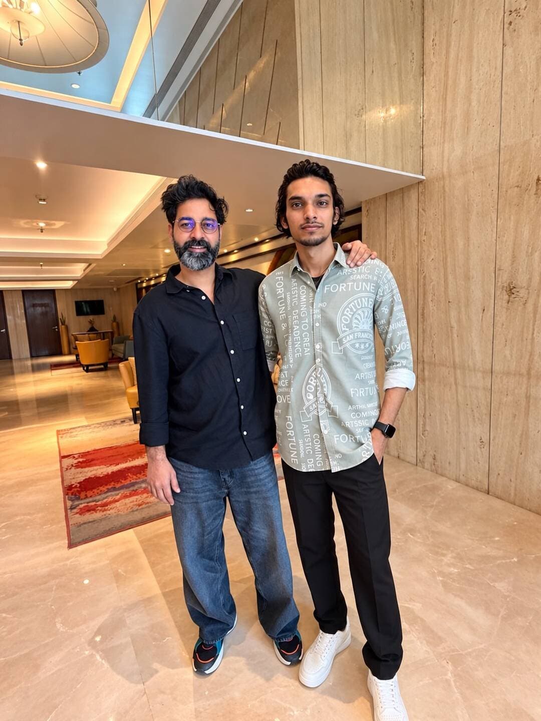 Some people make music, some make you feel it. 🎶✨
Grateful for this beautiful meet with @rahgirlive bhaiya — a true storyteller through words and music. ❤️
#Rahgir #MusicAndPoetry #GoodVibes #memorablemoment