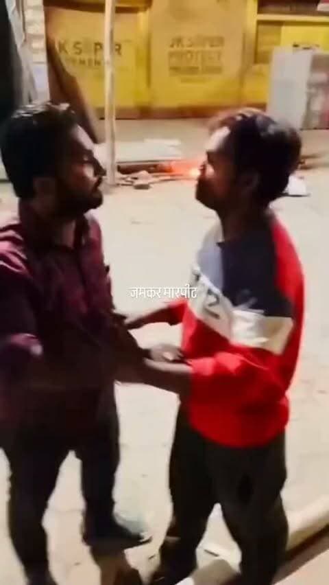 पंडाल सजाने के काम को लेकर भिड़े दो लाइट मैन, पुलिस को देख हुए फरार
फकीराबाद में कहासुनी के बाद दोनों पक्षों में हुआ विवाद, मौके पर पहुंची पुलिस
सराय अकिल, कौशांबी। थाना सराय अकिल क्षेत्र के फकीराबाद कस्बे में पंडाल सजाने के काम को लेकर दो लाइट मैन आपस में भिड़ गए। दोनों के बीच शुरू हुई कहासुनी देखते ही देखते विवाद में बदल गई। घटना की सूचना मिलने पर पुलिस मौके पर पहुंची, लेकिन पुलिस को आता देख दोनों लाइट मैन वहां से फरार हो गए।
जानकारी के मुताबिक, फकीराबाद में पंडाल सजाने के काम को लेकर दो लाइट मैन के बीच किसी बात को लेकर कहासुनी हो गई। विवाद बढ़ने पर दोनों आमने-सामने आ गए और आपस में भिड़ गए। मौके पर विवाद की स्थिति बनने से आसपास लोगों की भीड़ जुट गई। सूचना मिलने पर सराय अकिल पुलिस मौके पर पहुंची। हालांकि, पुलिस के पहुंचने से पहले ही दोनों लाइट मैन वहां से निकल गए।
घटना को लेकर कस्बे में चर्चा रही। पुलिस की ओर से मामले में क्या कार्रवाई की गई,