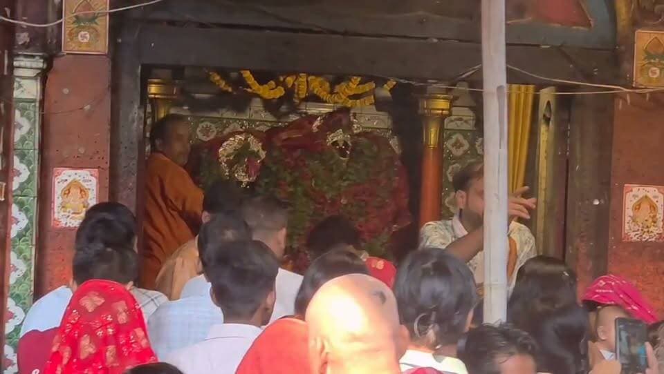 नवरात्रि के पहले दिन मां आरणय देवी मंदिर में उमड़ी श्रद्धालुओं की भीड़