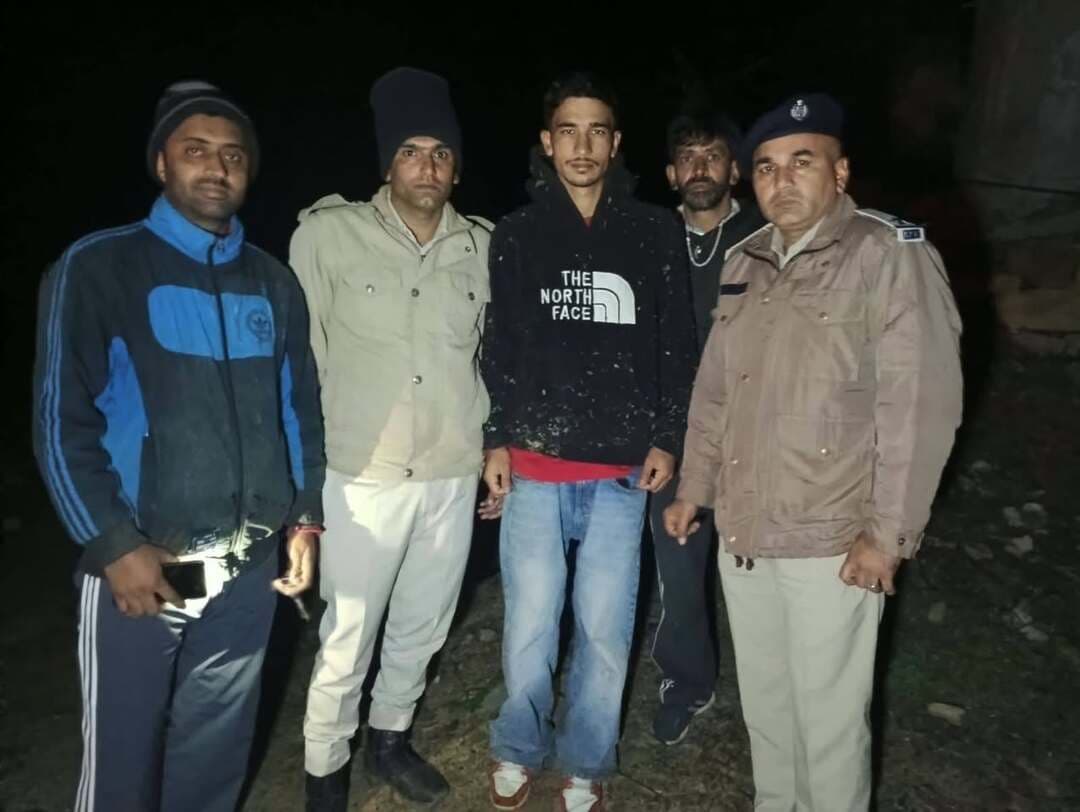 *चूड़धार क्षेत्र में रास्ता भटके दो व्यक्तियों को पुलिस ने सकुशल रेस्क्यू किया*
दिनांक 11 अक्टूबर 2026 की रात्रि को 112 हेल्पलाइन के माध्यम से पुलिस थाना चौपाल को सूचना प्राप्त हुई कि चूड़धार के जंगल में दो व्यक्ति रास्ता भटक गए हैं। सूचना की गंभीरता को देखते हुए पुलिस थाना चौपाल की टीम तत्काल उनकी तलाश एवं रेस्क्यू के लिए रवाना हुई।
पुलिस टीम ने दुर्गम वन क्षेत्र में तलाश अभियान चलाते हुए रात्रि करीब 3 बजे अजय कुमार (31 वर्ष), निवासी जिला कुल्लू, तथा प्रातः करीब 5 बजे नक्श ठाकुर (22 वर्ष), निवासी जिला सिरमौर, को सकुशल रेस्क्यू किया।
रेस्क्यू किए गए दोनों व्यक्तियों ने स्वयं को स्वस्थ बताया। इसके पश्चात पुलिस टीम ने उन्हें मंडाहलाणी में उनके अन्य साथियों के सुपुर्द किया।
शिमला पुलिस आमजन की सुरक्षा के लिए सदैव तत्पर है। दुर्गम क्षेत्रों में ट्रेकिंग एवं भ्रमण के दौरान सभी पर्यटकों और श्रद्धालुओं से अपील है कि वे निर्धारित रास्तों पर ही चलें, मौसम एवं स्थानीय परिस्थितियों का ध्यान रखें तथा पर्याप्त तैयारी के साथ ही यात्रा करें।