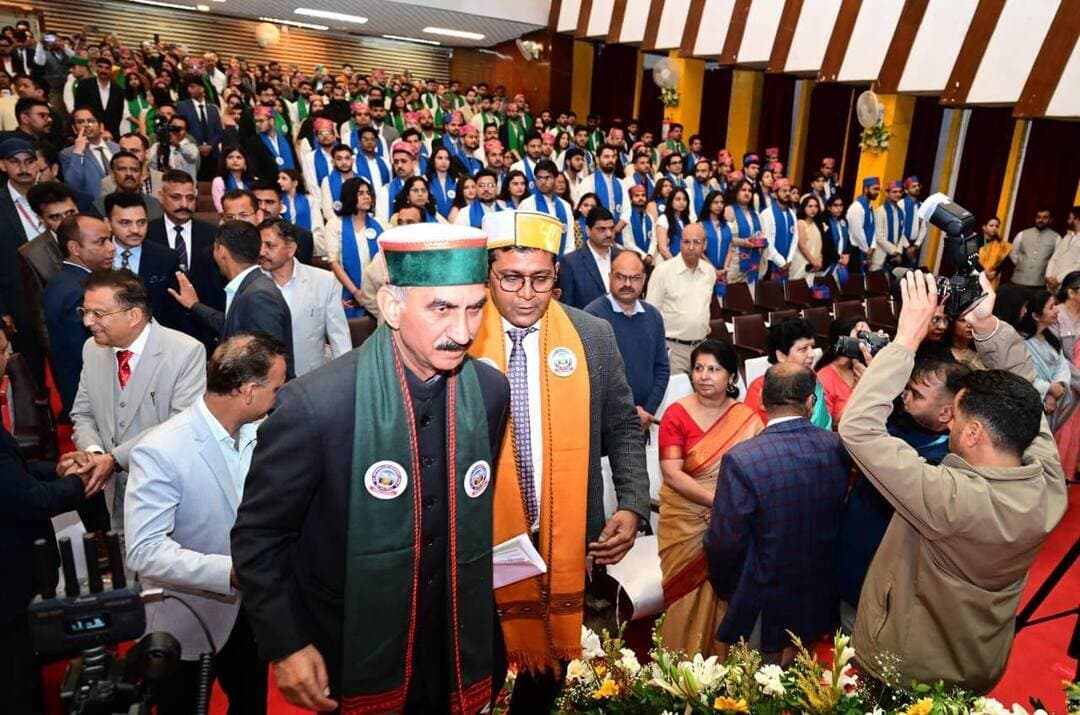 न्याय का वास्तविक उद्देश्य समाज के कमजोर वर्गों तक न्याय सुनिश्चित करना हैः मुख्यमंत्री
कानून और न्याय के प्रति सम्मान का भाव आवश्यकः न्यायमूर्ति सुंदरेश
मुख्यमंत्री ने एनएलयू शिमला के तीसरे दीक्षांत समारोह में मेधावी विद्यार्थियों को किया सम्मानित
मुख्यमंत्री ठाकुर सुखविन्द्र सिंह सुक्खू ने आज हिमाचल प्रदेश राष्ट्रीय विधि विश्वविद्यालय (एनएलयू), शिमला के तीसरे दीक्षांत समारोह को संबोधित करते हुए कहा कि लोकतंत्र में न्याय का अर्थ केवल न्यायिक आदेशों तक सीमित नहीं है, बल्कि इसमें निष्पक्षता, विवेकशीलता और प्रत्येक मामले की परिस्थितियों को समुचित रूप से समझना भी आवश्यक है।
मुख्यमंत्री ने कहा कि कानून और न्याय की वास्तविक सार्थकता इसी में निहित है कि समाज के सबसे कमजोर वर्गों को भी न्याय मिलने की उम्मीद हो, जरूरतमंदों की आवाज सुनी जाए और प्रत्येक नागरिक को अपने अधिकारों की सुरक्षा का विश्वास हो। उन्होंने विद्यार्थियों से अपने ज्ञान और कौशल का उपयोग समाज में न्याय, समानता और संवैधानिक मूल्यों को सुदृढ़ करने का आह्वान किया।
इस अवसर पर मुख्यमंत्री ने स्नातक विद्यार्थियों को बधाई देते हुए कहा कि वे दृढ़ संकल्प, ईमानदारी और निरंतर प्रयासों के साथ जीवन की चुनौतियों का सामना करें। उन्होंने कहा कि विद्यार्थियों की सफलता का आकलन केवल उनकी व्यावसायिक उपलब्धियों से नहीं, बल्कि समाज और राष्ट्र के प्रति उनके योगदान से भी किया जाएगा।
अपने शैक्षणिक जीवन का उल्लेख करते हुए मुख्यमंत्री ने बताया कि उन्होंने हिमाचल प्रदेश विश्वविद्यालय से विधि की डिग्री प्राप्त की है। हालांकि, उनकी प्राथमिक रुचि राजनीति में रही, लेकिन विधि की शिक्षा उनके राजनीतिक जीवन में भी उपयोगी सिद्ध हुई है।
मुख्यमंत्री ने कहा कि प्रदेश सरकार आम नागरिकों को समयबद्ध न्याय उपलब्ध करवाने के लिए न्यायिक व्यवस्था को सुदृढ़ करने के प्रति प्रतिबद्ध है। न्यायपालिका को लोकतंत्र का एक महत्वपूर्ण स्तंभ बताते हुए उन्होंने कहा कि संविधान के तीनों अंगों का मूल उद्देश्य नागरिकों की सेवा करना और उनके अधिकारों तथा न्याय की रक्षा सुनिश्चित करना है।
उन्होंने कहा कि देश के नागरिकों का संविधान और न्याय व्यवस्था में गहरा विश्वास है। हालांकि, जनहित में शुरू की गई सरकारी योजनाओं और पहलों के क्रियान्वयन में जब न्यायिक निर्णयों के कारण व्यावहारिक कठिनाइयां उत्पन्न होती हैं, तो कुछ प्रश्न भी सामने आते हैं। उन्होंने कहा कि कुछ मामलों में भर्ती नियमों में स्पष्ट प्रावधान न होने के बावजूद वित्तीय लाभ प्रदान करने के निर्देश दिए हैं, जिससे राज्य के राजकोष पर अतिरिक्त बोझ पड़ा है। उन्होंने कहा कि वर्ष 2003 में सरकार ने यह निर्णय लिया था कि अनुबंध कर्मचारियों को वरिष्ठता और वेतन वृद्धि का लाभ नहीं दिया जाएगा। हालांकि, लगभग दो दशक बाद न्यायालय ने भर्ती नियमों में ऐसा कोई प्रावधान न होने के बावजूद वित्तीय लाभ प्रदान करने के निर्देश दिए।
मुख्यमंत्री ने कहा कि कोई भी निर्वाचित सरकार अपने कर्मचारियों को उनके देय वित्तीय लाभों से वंचित नहीं रखना चाहती, लेकिन राज्य सरकार को वित्तीय संसाधनों और राजकोषीय दायित्वों का भी ध्यान रखना पड़ता है। उन्होंने कहा कि जनहित, नियमों और राज्य की वित्तीय स्थिति के बीच संतुलन बनाए रखना शासन की महत्वपूर्ण जिम्मेदारी है।
हिमाचल प्रदेश की भौगोलिक परिस्थितियों का उल्लेख करते हुए मुख्यमंत्री ने कहा कि पहाड़ी राज्य होने के कारण यहां खेल मैदानों के निर्माण के लिए पर्याप्त भूमि उपलब्ध करवाना चुनौतीपूर्ण है। ऐसे में उपलब्ध संसाधनों का बेहतर उपयोग सुनिश्चित करने के लिए स्कूलों और सामुदायिक खेल मैदानों के साझा उपयोग को प्रोत्साहित किया जाना चाहिए।
उन्होंने कहा कि पहली बार राज्य सरकार ने स्वतंत्रता दिवस समारोह के आयोजन के लिए पांच लाख रुपये की राशि का भुगतान किया। उच्च न्यायालय ने एक सरकारी स्कूल के खेल मैदान के उपयोग की अनुमति इस शर्त पर दी थी कि इसके लिए निर्धारित राशि का भुगतान किया जाए।
मुख्यमंत्री ने प्रदेश सरकार की ओर से हिमाचल प्रदेश विश्वविद्यालय और राष्ट्रीय विधि विश्वविद्यालय, शिमला में आधारभूत सुविधाओं को सुदृढ़ करने के लिए हरसंभव सहयोग प्रदान करने का आश्वासन दिया। उन्होंने कहा कि विश्वविद्यालय प्रशासन, शिक्षकों, विद्यार्थियों और सरकार के सामूहिक प्रयासों से एनएलयू शिमला को शिक्षा, विधि अनुसंधान और अकादमिक उत्कृष्टता के प्रमुख केंद्र के रूप में विकसित किया जाएगा।
सर्वाेच्च न्यायालय के न्यायाधीश न्यायमूर्ति एम.एम. सुन्दरेश ने कहा कि हिमाचल प्रदेश ‘धरती पर स्वर्ग’ के समान है। उन्होंने कहा कि समाज में विधि स्नातकों की विशिष्ट भूमिका है।
स्नातक विद्यार्थियों को संबोधित करते हुए उन्होंने कहा ‘लॉ के विद्यार्थी के रूप में आप दूसरों से अलग हैं। आप सोशल इंजीनियर, सोशल डॉक्टर और सोशल आर्किटेक्ट हैं।’
न्यायमूर्ति सुंदरेश ने कहा कि कानून और न्याय के प्रति सम्मान केवल कानूनी प्रावधानों की सैद्धांतिक समझ तक सीमित नहीं होना चाहिए। उन्होंने कहा कि न्याय की प्रभावी व्यवस्था के लिए ज्ञान, न्याय की गहरी भावना और सामाजिक उत्तरदायित्व के प्रति दृढ़ प्रतिबद्धता जरूरी है।
उन्होंने विद्यार्थियों को उभरती चुनौतियों के लिए तैयार रहने और विशेष रूप से कृत्रिम मेधा सहित नए क्षेत्रों में विशेषज्ञता विकसित करने के लिए प्रेरित किया। उन्होंने कहा कि कृत्रिम मेधा का समाज पर व्यापक प्रभाव पड़ेगा और कानूनी पेशे पर भी इसका ठोस असर होगा। विद्यार्थियों को तकनीकी प्रगति को अपनाने का आह्वान करते हुए न्यायमूर्ति सुंदरेश ने कहा कि उन्हें बदलाव के लिए हमेशा तैयार रहना चाहिए, नई तकनीकों को अपनाना चाहिए तथा सीखने और स्वयं को बेहतर बनाने के निरंतर प्रयास करने चाहिए।
इससे पूर्व, मुख्यमंत्री ने शैक्षणिक उपलब्धियों के लिए विद्यार्थियों को स्वर्ण पदक प्रदान कर सम्मानित किया।
न्यायमूर्ति एम.एम. सुंदरेश और हिमाचल प्रदेश उच्च न्यायालय के मुख्य न्यायाधीश न्यायमूर्ति गुरमीत सिंह संधावालिया ने स्नातक विद्यार्थियों को उपाधियां प्रदान कीं।
इस अवसर पर भारत के पूर्व मुख्य न्यायाधीश संजीव खन्ना, त्रिपुरा उच्च न्यायालय के मुख्य न्यायाधीश न्यायमूर्ति एम.एस. रामचंद्र राव और झारखंड उच्च न्यायालय के पूर्व मुख्य न्यायाधीश न्यायमूर्ति त्रिलोक सिंह चौहान को भी डॉक्टर ऑफ लॉ (मानद उपाधि) से सम्मानित किया गया।
दीक्षांत समारोह में राष्ट्रीय विधि विश्वविद्यालय, शिमला की कुलपति डॉ. प्रीति सक्सेना, हिमाचल प्रदेश उच्च न्यायालय के न्यायाधीश तथा अन्य गणमान्य उपस्थित थे।