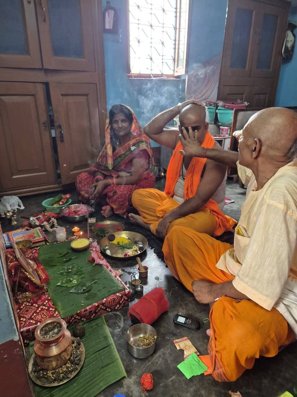 बरौनी प्रखंड में भक्तिमय माहौलः कलश स्थापन के साथ शारदीय नवरात्र की शुरुआत, पिपरा देवस दुर्गा मंदिर में 41 वर्षों से हो रही है पूजा
मुकेश कुमार बीहट
शारदीय नवरात्र के पहले दिन रविवार को बरौनी प्रखंड के विभिन्न क्षेत्रों में वैदिक मंत्रोच्चार के बीच भव्य कलश स्थापनकी गई। पहले दिन मां दुर्गा के प्रथम स्वरूप मां शैलपुत्री की पूजा-अर्चना और दुर्गा सप्तशती के पाठ से पूरा क्षेत्र भक्तिमय हो गया है। जगह-जगह मंदिरों और पूजा पंडालों में श्रद्धालुओं की भारी भीड़ उमड़ रही है।
पिपरा देवस दुर्गा मंदिर में गड़ा हनुमान जी का झंडा
बरौनी प्रखंड के चर्चित पिपरा देवस दुर्गा मंदिर में विधि-विधान के साथ कलश स्थापनासंपन्न हुई। इस अवसर पर मंदिर परिसर में हनुमान जी का झंडा भी पूरे उत्साह के साथ गाड़ा गया।
नवयुवक संघ दुर्गा समिति के अध्यक्ष आदित्य कुमार उर्फ बाबू साहब ने जानकारी दी कि पिछले वर्षों की भांति इस वर्षभी दुर्गा पूजा का आयोजन बहुत ही धूमधाम से किया जा रहा है। उन्होंने बताया कि इस मंदिर में दुर्गा माता की पूजा का 41 वर्षों का गौरवशाली इतिहास है। इस मंदिर की स्थापना वर्ष 1985 में की गई थी, तब से लेकर आज तक हर साल यहाँ ग्रामीण और युवाओं के सहयोग से भव्य आयोजन होता आ रहा है। एवं समस्त हाजीपुर पिपरा मालती ग्राम वासी
विशेष आकर्षणः इस वर्ष पूजा समितियों द्वारा मंदिरों और पंडालों को आकर्षक ढंग से सजाया गया है, जिसे देखने के लिए आसपास के ग्रामीण क्षेत्रों से भी भारी संख्या में श्रद्धालु पहुँच रहे हैं।