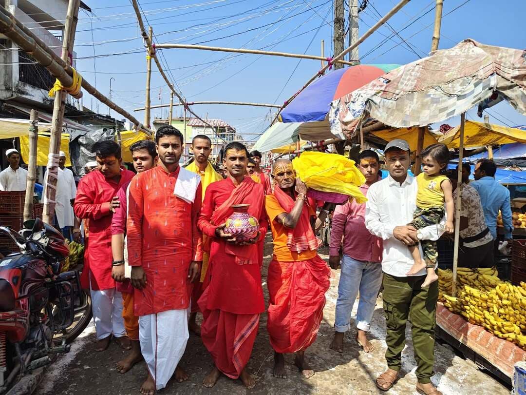 🙏🔱 नगर पंचायत भरवाड़ा में निकली भव्य कलश शोभायात्रा, भक्तिमय हुआ माहौल 🌺🚩
शारदीय नवरात्रि के पावन अवसर पर नगर पंचायत भरवाड़ा, दरभंगा में माँ दुर्गा की आराधना के साथ भव्य कलश शोभायात्रा का आयोजन किया गया। 🪔🙏
जय माता दी के गूंजते जयकारों और श्रद्धालुओं की अपार आस्था से पूरा नगर भक्तिमय हो उठा। 🌺🔱
माँ जगदम्बा सभी पर अपनी कृपा बनाए रखें और हर घर में सुख, शांति, समृद्धि एवं खुशहाली प्रदान करें। 🙏🌹
🚩 बोलिए, शेरावाली माता की जय!
🔱 जय माता दी! 🌺🙏
#शारदीय_नवरात्रि #कलश_शोभायात्रा #नगरपंचायत_भरवाड़ा #दरभंगा #जयमाता_दी #माँ_दुर्गाअगर
#शारदीय_नवरात्रि #कलश_शोभा_यात्रा #नगरपंचायत_भरवाड़ा #दरभंगा #जयमाता_दी #माँ_दुर्गा 🔱🌺
