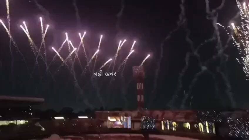 💥बड़ी खबर💥
ममता की सरकार जाने के बाद कोलकाता के ईडन गार्डन स्टेडियम में नवरात्रि के एक रात पहले दिखी भव्य सजावट।
कोलकाता का ऐतिहासिक ईडन गार्डन्स स्टेडियम इस समय नवरात्रि और दुर्गा पूजा के स्वागत में बेहद भव्य और अलौकिक रूप से सज चुका है। 10 अक्टूबर 2026 को महालया (महालया की शुभ संध्या) के पावन अवसर पर पश्चिम बंगाल सरकार द्वारा यहाँ एक महा-सांस्कृतिक उत्सव का आयोजन किया गया, जिसने पूरे स्टेडियम को रोशनी और आस्था के रंगों से सराबोर कर दिया। देवी पक्ष की शुरुआत के साथ ही इस ऐतिहासिक क्रिकेट ग्राउंड में परंपरा और आधुनिक तकनीक का एक अद्भुत नजारा देखने को मिला है।ईडन गार्डन्स के आसमान में लगभग 3,000 ड्रोनों की मदद से लाइट शो किया गया।स्टेडियम में 3,000 से लेकर 10,000 तक ढाकियों (पारंपरिक ढोल वादकों) ने एक साथ ढाक बजाकर समां बांध दिया, जिसे गिनीज वर्ल्ड रिकॉर्ड में दर्ज कराने का प्रयास किया गया। इसके साथ ही हज़ारों महिलाओं ने शंखनाद और उलू ध्वनि से मां दुर्गा का स्वागत किया।
