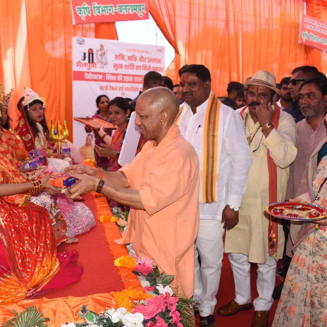 #Balrampur ! नारी का सम्मान और स्वावलंबन ही 'रामराज्य' की असली नींव: सीएम योगी
बलरामपुर, 11 अक्टूबर 2026:
शारदीय नवरात्रि के पावन प्रथम दिवस और 'अंतरराष्ट्रीय बालिका दिवस' के अवसर पर तुलसीपुर स्थित मां पाटेश्वरी देवीपाटन मंदिर प्रांगण में एक भव्य कार्यक्रम का आयोजन किया गया। मुख्यमंत्री श्री योगी आदित्यनाथ ने इस दौरान कन्या पूजन किया, मेधावी छात्राओं व महिला खिलाड़ियों को सम्मानित किया तथा विभिन्न विकास परियोजनाओं का शुभारंभ किया।
नारी सुरक्षा और स्वावलंबन पर जोर
कार्यक्रम को संबोधित करते हुए मुख्यमंत्री जी ने स्पष्ट शब्दों में कहा कि "नारी का सम्मान, सुरक्षा और स्वावलंबन ही रामराज्य की स्थापना का वास्तविक आधार है।" उन्होंने कहा कि जब समाज की प्रत्येक महिला को सुरक्षा और आत्मनिर्भरता का पूरा अवसर मिलेगा, तभी रामराज्य का संकल्प पूर्ण होगा। उन्होंने यह भी साझा किया कि वर्ष 2017 से पहले सरकारी विद्यालयों में हर पांचवीं बेटी बीच में ही पढ़ाई छोड़ देती थी, जिसके पीछे शौचालयों, शुद्ध पेयजल और बुनियादी सुविधाओं का अभाव एक बड़ा कारण था। सरकार ने 'ऑपरेशन कायाकल्प' के तहत इन सभी कमियों को दूर कर आज प्रदेश के 1.60 करोड़ बच्चों को यूनिफॉर्म, बैग, किताबें, स्वेटर और जूते-मोजे जैसी आधुनिक सुविधाएं उपलब्ध कराई हैं।
'शिक्षा की उड़ान' और मेधावी खिलाड़ियों का सम्मान
इस दौरान मुख्यमंत्री जी ने 'शिक्षा की उड़ान' पहल के तहत परिषदीय और कस्तूरबा गांधी बालिका विद्यालयों के छात्र-छात्राओं (जैसे हीरालाल, अर्चना सैनी, काजल आदि) को स्टडी टेबल, आशीर्वाद पत्र और पठन-पाठन सामग्री वितरित की। साथ ही, राष्ट्रीय व राज्य स्तर पर उत्कृष्ट प्रदर्शन करने वाली महिला खिलाड़ियों—जैसे कंचन (एथलेटिक्स), प्राची जैन, संध्या यादव, ममता (जूडो), साची कश्यप, साक्षी सिंह (ताइक्वांडो) आदि—को ट्रैकसूट और पुरस्कार देकर सम्मानित किया गया।
विराट किसान मेले का शुभारंभ और कृषि यंत्रों का वितरण
बालिका और शिक्षा सम्मान के साथ-साथ सीएम योगी ने विराट किसान मेले एवं विभागीय प्रदर्शनी का भी फीता काटकर शुभारंभ किया। उन्होंने कृषि, उद्यान और पशुपालन विभागों के स्टॉलों का निरीक्षण किया तथा आधुनिक कृषि को बढ़ावा देने के लिए किसानों को कृषि यंत्र और कस्टम हायरिंग सेंटर की चाबियां सौंपी।
इस अवसर पर स्थानीय जनप्रतिनिधि, प्रशासनिक अधिकारी, संत समाज और बड़ी संख्या में क्षेत्र के गणमान्य नागरिक उपस्थित रहे।