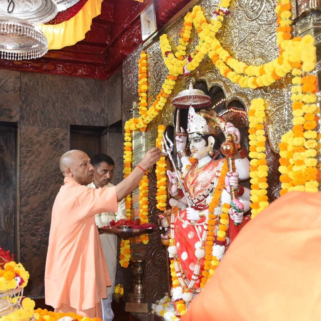 #Balrampur ! शारदीय नवरात्रि: सीएम योगी आदित्यनाथ ने मां पाटेश्वरी के दरबार में टेका माथा, प्रदेश की खुशहाली के लिए की प्रार्थना
बलरामपुर, 11 अक्टूबर 2026:
शारदीय नवरात्रि के पावन पर्व के प्रथम दिन, मुख्यमंत्री एवं गोरक्षपीठाधीश्वर श्री योगी आदित्यनाथ ने तुलसीपुर स्थित सुप्रसिद्ध शक्तिपीठ मां पाटेश्वरी देवी मंदिर में विधिवत दर्शन और पूजन-अर्चन किया। उन्होंने मां की आरती उतारकर समस्त प्रदेशवासियों के उत्तम स्वास्थ्य, सुख और समृद्धि की मंगल कामना की।
श्रद्धालुओं का अभिवादन और व्यवस्थाओं का जायजा
दर्शन-पूजन के उपरांत मुख्यमंत्री जी ने मंदिर परिसर में मौजूद श्रद्धालुओं का अभिवादन स्वीकार किया। उन्होंने मंदिर की व्यवस्थाओं का बारीकी से निरीक्षण किया और अधिकारियों को आवश्यक दिशा-निर्देश दिए।
सुरक्षा और स्वच्छता पर विशेष जोर
त्योहारों के मद्देनजर सीएम योगी ने प्रशासन और मंदिर प्रबंधन को सख्त निर्देश दिए कि नवरात्रि और दशहरा के दौरान आने वाले श्रद्धालुओं की सुरक्षा, सुविधा और स्वच्छता के पुख्ता इंतजाम होने चाहिए। उन्होंने कहा:
"देश-विदेशी क्षेत्रों से मां के दरबार में आने वाले भक्तों को किसी भी प्रकार की असुविधा का सामना न करना पड़े। प्रशासन, पुलिस और मंदिर समिति आपसी समन्वय के साथ सभी व्यवस्थाएं चाक-चौबंद रखें।"
गो सेवा और संतों से भेंट
इससे पूर्व, मुख्यमंत्री जी ने मंदिर परिसर स्थित गोशाला पहुंचकर गो माता को अपने हाथों से गुड़ और हरा चारा खिलाया तथा गो सेवा की। इस दौरान उन्होंने स्थानीय जनप्रतिनिधियों, संतों और गणमान्य नागरिकों से भी मुलाकात की।
इस अवसर पर महंत श्री मिथिलेश नाथ योगी जी सहित कई अन्य विशिष्ट जन उपस्थित रहे।