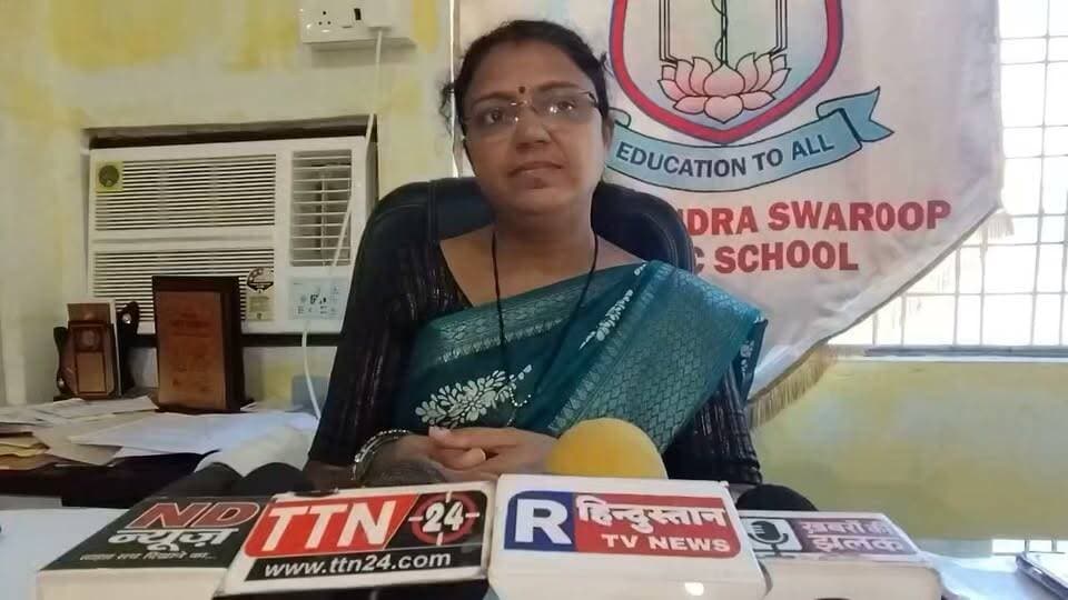 फतेहपुर में पहली बार भव्य गरबा-डांडिया महोत्सव का आयोजन, वृंदावन के कलाकारों की झांकियां होंगी मुख्य आकर्षण
महिलाओं के लिए विशेष आयोजन, नौ देवियों के दर्शन और मातृशक्ति की भव्य प्रस्तुति से सजेगी सांस्कृतिक संध्या
50 महिलाओं के लिए विशेष लकी ड्रॉ, 12 अक्टूबर को शाम 5 बजे से डॉ. वीरेंद्र स्वरूप पब्लिक स्कूल में होगा आयोजन
फतेहपुर। नवरात्रि उत्सव के पावन अवसर पर फतेहपुर शहर पहली बार भव्य गरबा-डांडिया महोत्सव का साक्षी बनने जा रहा है। शहर के प्रतिष्ठित डॉ. वीरेंद्र स्वरूप पब्लिक स्कूल में 12 अक्टूबर 2026 (सोमवार) को शाम 5:00 बजे से आयोजित होने वाले इस विशेष कार्यक्रम में भक्ति, संस्कृति और पारंपरिक लोकनृत्य का अद्भुत संगम देखने को मिलेगा। विद्यालय परिवार द्वारा कार्यक्रम की तैयारियां अंतिम चरण में हैं और आयोजन को यादगार बनाने के लिए व्यापक व्यवस्थाएं की गई हैं।
कार्यक्रम में वृंदावन से आए कलाकारों द्वारा भव्य धार्मिक झांकियों की प्रस्तुति दी जाएगी। श्रद्धालु महिलाओं को नौ देवियों के दर्शन का सौभाग्य प्राप्त होगा, वहीं मातृशक्ति की भव्य झांकी इस सांस्कृतिक आयोजन का प्रमुख आकर्षण रहेगी। गरबा और डांडिया की पारंपरिक प्रस्तुतियां कार्यक्रम को आध्यात्मिक और सांस्कृतिक रंगों से सराबोर करेंगी।
आयोजकों ने बताया कि दीपावली के शुभ अवसर को ध्यान में रखते हुए कार्यक्रम में भाग लेने वाली 50 महिलाओं के लिए विशेष लकी ड्रॉ की भी व्यवस्था की गई है। इसका उद्देश्य महिलाओं के उत्साह को बढ़ाना और उत्सव की खुशियों को और यादगार बनाना है।
कार्यक्रम की विशेष व्यवस्था के अनुसार पुरुषों का प्रवेश पूर्णतः प्रतिबंधित रहेगा। केवल आमंत्रित महिलाओं को ही प्रवेश दिया जाएगा। प्रवेश द्वार पर टिकट सत्यापन के बाद प्रतिभागियों का टिकट लकी ड्रॉ बॉक्स में जमा कराया जाएगा और उसके बाद ही कार्यक्रम स्थल में प्रवेश मिलेगा। विद्यालय प्रबंधन ने सभी प्रतिभागियों से निर्धारित नियमों एवं व्यवस्थाओं का पालन करने की अपील की है ताकि आयोजन शांतिपूर्ण एवं सुव्यवस्थित ढंग से सम्पन्न हो सके।
विद्यालय परिवार का कहना है कि फतेहपुर में इस प्रकार का गरबा-डांडिया महोत्सव पहली बार आयोजित किया जा रहा है, जिसमें धार्मिक आस्था, सांस्कृतिक विरासत और महिला सशक्तिकरण का विशेष संदेश भी दिया जाएगा। आयोजकों को उम्मीद है कि यह आयोजन शहर की सांस्कृतिक पहचान को नई दिशा देगा और महिलाओं के लिए एक यादगार अनुभव साबित होगा।
भक्ति, संस्कृति और उत्सव के रंगों से सजी यह शाम फतेहपुर के सांस्कृतिक इतिहास में एक नई पहचान बनाने की ओर अग्रसर है। आयोजन समिति ने सभी आमंत्रित महिलाओं से समय पर पहुंचकर कार्यक्रम की गरिमा बनाए रखने तथा सांस्कृतिक परंपराओं का सम्मान करते हुए उत्सव में सहभागिता करने की अपील की है।
एनडी न्यूज़ की अपील:
सांस्कृतिक और धार्मिक कार्यक्रम समाज में एकता, भाईचारे और सकारात्मक ऊर्जा का संदेश देते हैं। सभी प्रतिभागी आयोजन स्थल पर अनुशासन बनाए रखें, सुरक्षा निर्देशों का पालन करें तथा स्वच्छता का विशेष ध्यान रखें। आयोजकों एवं प्रशासन से अपेक्षा है कि कार्यक्रम को सुरक्षित, व्यवस्थित और सौहार्दपूर्ण वातावरण में सम्पन्न कराया जाए, ताकि यह आयोजन समाज के लिए प्रेरणादायक उदाहरण बन सके।
👇👇👇
#NDNews #दैनिक_निष्पक्ष_धारा #Fatehpur #GarbaMahotsav #DandiyaNight #Navratri2026 #Matrishakti #VrindavanArtists #CulturalEvent #WomenEmpowerment #UttarPradesh #DrVirendraSwaroopPublicSchool
👇👇
@dgpup
@RSSorg
@UPGovt
@wpl1090
@RSSgeet
@Uppolice
@MIB_India
@PMOIndia
@HMOIndia
@abmanglik
@VHPDigital
@igrangealld
@myogioffice
@InfoDeptUP
@dmfatehpur
@sdmsadarftp
@CMOfficeUP
@CMOUP_RC
@UPPRD1948
@ChiefSecyUP
@ChiefSecyUP
@MahantYogiG
@FatehpurSdm
@fatehpurpolice
@BajrangDalOrg
@rashtrapatibhvn
@UPMahilaKalyan
@112UttarPradesh
@myogiadityanath
@CommissionerPrg
@ADGZonPrayagraj
👇👇👇
🟥 ND NEWS | दैनिक निष्पक्ष धारा
मुख्य संपादक / संस्थापक: राजन सिंह हाड़ा
सह-संपादक: शालिनी सिंह भदौरिया
✒️ रिपोर्ट: फतेहपुर जिला ब्यूरो
📍 कार्यालय-3: U158, हीरा स्वीट्स के पास, विकास मार्ग, लक्ष्मी नगर, पूर्वी दिल्ली, पिन कोड – 110092 (NCR)
📍 कार्यालय-2: विधानसभा रोड, बर्लिंगटन चौराहा, लखनऊ – 226001 (UP)
📍 कार्यालय-1: 1/1 अटल बिहारी चौराहा, नियर बर्मा चौराहा, फतेहपुर – 212601 (UP)
📅 दिनांक: 12 अक्टूबर 2026
📆 दिन: सोमवार
📧 Email: ndnewschannel@gmail.com
📞 मोबाइल: 096961 19696