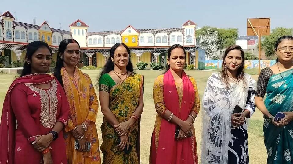 फतेहपुर में पहली बार भव्य गरबा-डांडिया महोत्सव का आयोजन, वृंदावन के कलाकारों की झांकियां होंगी मुख्य आकर्षण
महिलाओं के लिए विशेष आयोजन, नौ देवियों के दर्शन और मातृशक्ति की भव्य प्रस्तुति से सजेगी सांस्कृतिक संध्या
50 महिलाओं के लिए विशेष लकी ड्रॉ, 12 अक्टूबर को शाम 5 बजे से डॉ. वीरेंद्र स्वरूप पब्लिक स्कूल में होगा आयोजन
फतेहपुर। नवरात्रि उत्सव के पावन अवसर पर फतेहपुर शहर पहली बार भव्य गरबा-डांडिया महोत्सव का साक्षी बनने जा रहा है। शहर के प्रतिष्ठित डॉ. वीरेंद्र स्वरूप पब्लिक स्कूल में 12 अक्टूबर 2026 (सोमवार) को शाम 5:00 बजे से आयोजित होने वाले इस विशेष कार्यक्रम में भक्ति, संस्कृति और पारंपरिक लोकनृत्य का अद्भुत संगम देखने को मिलेगा। विद्यालय परिवार द्वारा कार्यक्रम की तैयारियां अंतिम चरण में हैं और आयोजन को यादगार बनाने के लिए व्यापक व्यवस्थाएं की गई हैं।
कार्यक्रम में वृंदावन से आए कलाकारों द्वारा भव्य धार्मिक झांकियों की प्रस्तुति दी जाएगी। श्रद्धालु महिलाओं को नौ देवियों के दर्शन का सौभाग्य प्राप्त होगा, वहीं मातृशक्ति की भव्य झांकी इस सांस्कृतिक आयोजन का प्रमुख आकर्षण रहेगी। गरबा और डांडिया की पारंपरिक प्रस्तुतियां कार्यक्रम को आध्यात्मिक और सांस्कृतिक रंगों से सराबोर करेंगी।
आयोजकों ने बताया कि दीपावली के शुभ अवसर को ध्यान में रखते हुए कार्यक्रम में भाग लेने वाली 50 महिलाओं के लिए विशेष लकी ड्रॉ की भी व्यवस्था की गई है। इसका उद्देश्य महिलाओं के उत्साह को बढ़ाना और उत्सव की खुशियों को और यादगार बनाना है।
कार्यक्रम की विशेष व्यवस्था के अनुसार पुरुषों का प्रवेश पूर्णतः प्रतिबंधित रहेगा। केवल आमंत्रित महिलाओं को ही प्रवेश दिया जाएगा। प्रवेश द्वार पर टिकट सत्यापन के बाद प्रतिभागियों का टिकट लकी ड्रॉ बॉक्स में जमा कराया जाएगा और उसके बाद ही कार्यक्रम स्थल में प्रवेश मिलेगा। विद्यालय प्रबंधन ने सभी प्रतिभागियों से निर्धारित नियमों एवं व्यवस्थाओं का पालन करने की अपील की है ताकि आयोजन शांतिपूर्ण एवं सुव्यवस्थित ढंग से सम्पन्न हो सके।
विद्यालय परिवार का कहना है कि फतेहपुर में इस प्रकार का गरबा-डांडिया महोत्सव पहली बार आयोजित किया जा रहा है, जिसमें धार्मिक आस्था, सांस्कृतिक विरासत और महिला सशक्तिकरण का विशेष संदेश भी दिया जाएगा। आयोजकों को उम्मीद है कि यह आयोजन शहर की सांस्कृतिक पहचान को नई दिशा देगा और महिलाओं के लिए एक यादगार अनुभव साबित होगा।
भक्ति, संस्कृति और उत्सव के रंगों से सजी यह शाम फतेहपुर के सांस्कृतिक इतिहास में एक नई पहचान बनाने की ओर अग्रसर है। आयोजन समिति ने सभी आमंत्रित महिलाओं से समय पर पहुंचकर कार्यक्रम की गरिमा बनाए रखने तथा सांस्कृतिक परंपराओं का सम्मान करते हुए उत्सव में सहभागिता करने की अपील की है।
एनडी न्यूज़ की अपील:
सांस्कृतिक और धार्मिक कार्यक्रम समाज में एकता, भाईचारे और सकारात्मक ऊर्जा का संदेश देते हैं। सभी प्रतिभागी आयोजन स्थल पर अनुशासन बनाए रखें, सुरक्षा निर्देशों का पालन करें तथा स्वच्छता का विशेष ध्यान रखें। आयोजकों एवं प्रशासन से अपेक्षा है कि कार्यक्रम को सुरक्षित, व्यवस्थित और सौहार्दपूर्ण वातावरण में सम्पन्न कराया जाए, ताकि यह आयोजन समाज के लिए प्रेरणादायक उदाहरण बन सके।
👇👇👇
#NDNews #दैनिक_निष्पक्ष_धारा #Fatehpur #GarbaMahotsav #DandiyaNight #Navratri2026 #Matrishakti #VrindavanArtists #CulturalEvent #WomenEmpowerment #UttarPradesh #DrVirendraSwaroopPublicSchool
👇👇
@dgpup
@RSSorg
@UPGovt
@wpl1090
@RSSgeet
@Uppolice
@MIB_India
@PMOIndia
@HMOIndia
@abmanglik
@VHPDigital
@igrangealld
@myogioffice
@InfoDeptUP
@dmfatehpur
@sdmsadarftp
@CMOfficeUP
@CMOUP_RC
@UPPRD1948
@ChiefSecyUP
@ChiefSecyUP
@MahantYogiG
@FatehpurSdm
@fatehpurpolice
@BajrangDalOrg
@rashtrapatibhvn
@UPMahilaKalyan
@112UttarPradesh
@myogiadityanath
@CommissionerPrg
@ADGZonPrayagraj
👇👇👇
🟥 ND NEWS | दैनिक निष्पक्ष धारा
मुख्य संपादक / संस्थापक: राजन सिंह हाड़ा
सह-संपादक: शालिनी सिंह भदौरिया
✒️ रिपोर्ट: फतेहपुर जिला ब्यूरो
📍 कार्यालय-3: U158, हीरा स्वीट्स के पास, विकास मार्ग, लक्ष्मी नगर, पूर्वी दिल्ली, पिन कोड – 110092 (NCR)
📍 कार्यालय-2: विधानसभा रोड, बर्लिंगटन चौराहा, लखनऊ – 226001 (UP)
📍 कार्यालय-1: 1/1 अटल बिहारी चौराहा, नियर बर्मा चौराहा, फतेहपुर – 212601 (UP)
📅 दिनांक: 12 अक्टूबर 2026
📆 दिन: सोमवार
📧 Email: ndnewschannel@gmail.com
📞 मोबाइल: 096961 19696