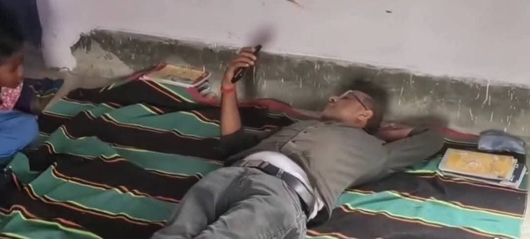 नालंदा में सरकारी शिक्षक की कार्यशैली पर उठे सवाल, बच्चियों के पास लेटकर मोबाइल में रील देखते नजर आए अध्यापक!
पत्रकार को वीडियो बनाते देख शिक्षक हुए असहज, शिक्षा व्यवस्था और शिक्षकों की जिम्मेदारी पर उठे सवाल
नालंदा, बिहार। बिहार के नालंदा जिले से सरकारी स्कूल की शिक्षा व्यवस्था और शिक्षकों की कार्यशैली पर सवाल खड़ा करने वाला एक मामला सामने आया है। मिली जानकारी के अनुसार, एक सरकारी विद्यालय में शिक्षक स्कूली बच्चियों के बगल में लेटे हुए मोबाइल पर रील देखते नजर आए। इसी दौरान वहां एक पत्रकार पहुंच गए और उन्होंने शिक्षक की इस गतिविधि का वीडियो बनाना शुरू कर दिया।
वीडियो बनते देख शिक्षक कुछ देर तक असहज नजर आए और पत्रकार को देखते रहे। इसके बाद वह उठकर वहां से चले गए। इस घटना को लेकर सरकारी स्कूलों में शिक्षकों की जिम्मेदारी, अनुशासन और बच्चों की पढ़ाई के प्रति गंभीरता पर सवाल उठने लगे हैं।
पत्रकार ने भी उठाए सवाल
बताया जा रहा है कि शिक्षक को इस तरह लेटे हुए देखकर पत्रकार ने व्यंग्यात्मक लहजे में कहा, “घर से बेड उठा लाइए और यहीं डालकर आराम से सोइए।” पत्रकार ने बिहार की शिक्षा व्यवस्था पर भी सवाल उठाते हुए सम्राट चौधरी सरकार को निशाने पर लिया।
सरकारी विद्यालय बच्चों के भविष्य निर्माण की महत्वपूर्ण जगह हैं। ऐसे में यदि किसी शिक्षक की कार्यशैली को लेकर इस तरह की तस्वीर सामने आती है, तो मामले की निष्पक्ष जांच कर सच्चाई सामने लाना जरूरी है।
शिक्षा विभाग से जांच की मांग
इस मामले में संबंधित विद्यालय, शिक्षक की ड्यूटी और घटना के समय की वास्तविक परिस्थितियों की पुष्टि होना आवश्यक है। शिक्षा विभाग को मामले की जांच कर तथ्यों के आधार पर उचित कार्रवाई करनी चाहिए, ताकि सरकारी विद्यालयों में अनुशासन और पढ़ाई का माहौल बना रहे।
सवाल यह है कि जब शिक्षक ही अपनी जिम्मेदारियों के प्रति लापरवाह नजर आएंगे, तो बच्चों के भविष्य की जिम्मेदारी कौन निभाएगा?
नोट: घटना से संबंधित वीडियो और आधिकारिक पक्ष की स्वतंत्र पुष्टि होने के बाद ही पूरे मामले की वास्तविक स्थिति स्पष्ट हो सकेगी।