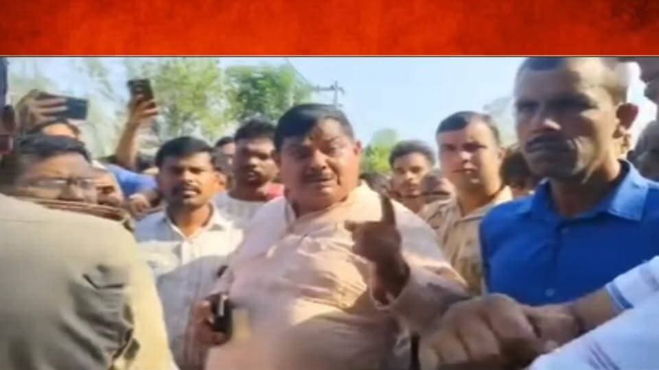 #Sitapur#BJP MLA ज्ञान तिवारी ने वकील को लगाई फटकार बोले FIR करा दूंगा, ये UP है#