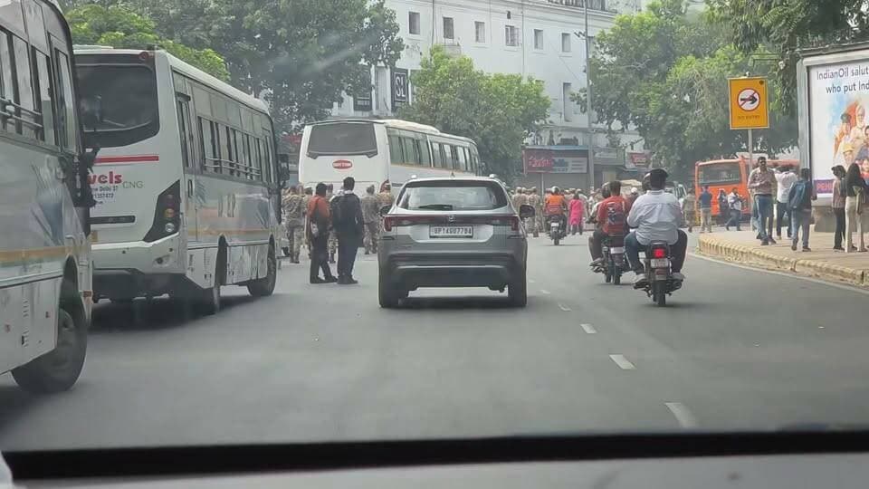 #BREAKING सुप्रीम कोर्ट ने आदेश दिया है कि शांतिपूर्ण ढंग से इकट्ठा होने वाले लोगों को गैर-कानूनी तरीके से हिरासत में न लिया जाए।
कोर्ट ने मेट्रो और रेल सेवाओं को सामान्य रूप से चलाने, कानून के मुताबिक इंटरनेट सेवाएं बिना किसी रुकावट के जारी रखने और लोगों व ट्रैफिक की आवाजाही की अनुमति देने का आदेश दिया है।