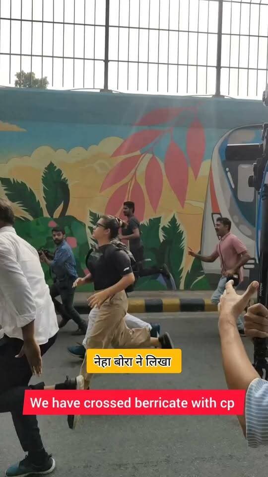 नेहा बोरा ने लिखा हम बेरीकेट्स तोड़कर पहुंचे सीपी के साथ