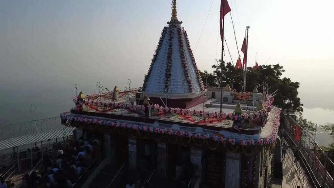 🙏 मां शारदा नवरात्रि मेला | मैहर
मां शैलपुत्री की पूजा-अर्चना के साथ आज मैहर में नवरात्रि मेले का शुभारंभ हुआ। प्रातः 3 बजे मंदिर के पट खुलने के साथ ही मां शारदा के दर्शन का सिलसिला प्रारंभ हो गया। प्रथम दिवस लाखों श्रद्धालुओं के दर्शन हेतु पहुंचने की संभावना है।
नवरात्रि के प्रथम दिन मां शारदा का लाल परिधान में दिव्य एवं मनमोहक श्रृंगार किया गया है।
मां शारदा की प्रातःकालीन आरती के दिव्य दर्शन। 🙏
#मां_शारदा #मैहर #नवरात्रि_मेला #Maihar #MaaSharda