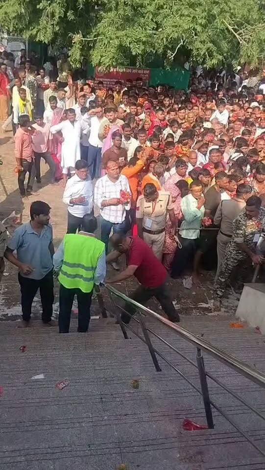 मैहर में अव्यवस्था, नवरात्र के पहले दिन मैहर मंदिर की रेलिंग टूटी