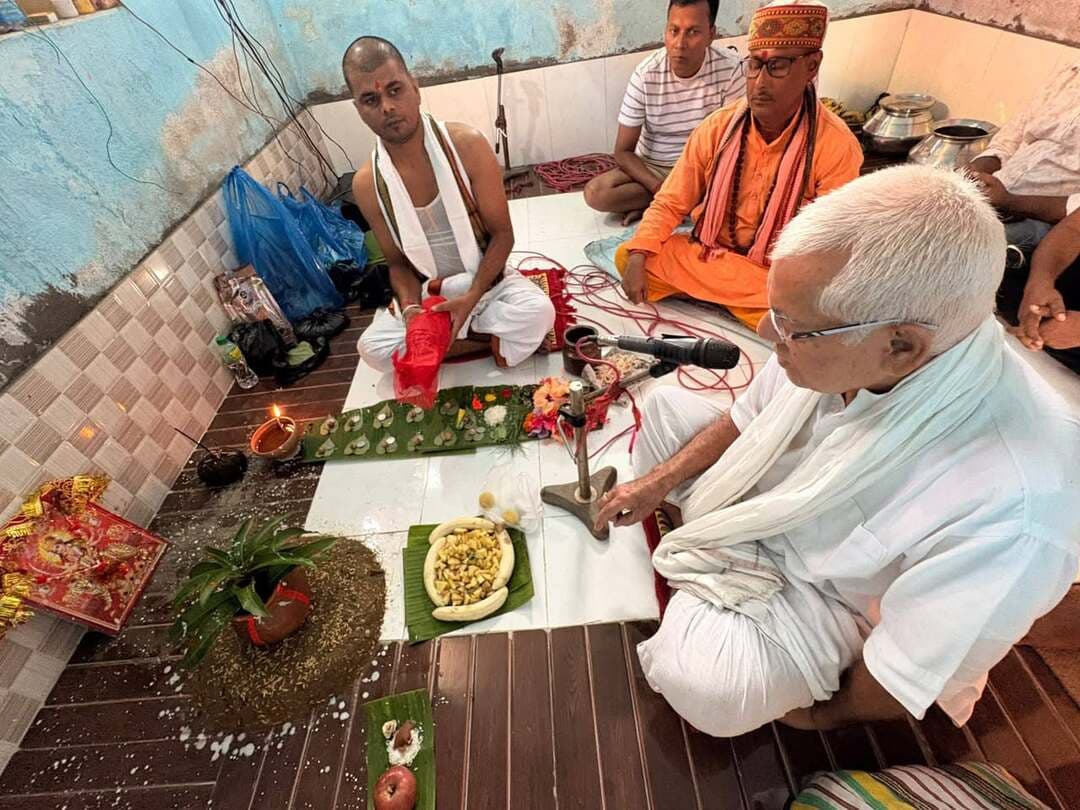 मां कात्यायनी मंदिर में प्रथम दिन हुई शैलपुत्री की पूजा
◆कलश स्थापना के साथ शुरू हुआ दुर्गा पाठ, पूजा के बाद बांटा गया प्रसाद।
बनमा ईटहरी प्रखंड के महारस गांव स्थित मां कात्यायनी मंदिर में दुर्गा पूजा के पहले दिन मां शैलपुत्री की विधि-विधान से पूजा-अर्चना की गई। सुबह से ही मंदिर में दर्शन और पूजा के लिए श्रद्धालुओं की भीड़ जुटने लगी, जो देर शाम तक जारी रही। मंदिर में कलश स्थापना के साथ दुर्गा पाठ शुरू किया गया। पूजा पर बैठे सोनू कुमार ने श्रद्धापूर्वक दुर्गा पाठ का श्रवण किया। पूजा-अर्चना संपन्न होने के बाद श्रद्धालुओं के बीच प्रसाद का वितरण किया गया। दुर्गा पूजा को लेकर मां कात्यायनी मंदिर में हर साल खास उत्साह देखने को मिलता है। पहले दिन मां शैलपुत्री की पूजा के साथ ही मंदिर परिसर भक्तिमय माहौल में डूबा रहा। श्रद्धालुओं ने मां के दर्शन कर परिवार की सुख-समृद्धि और मंगलकामना की।