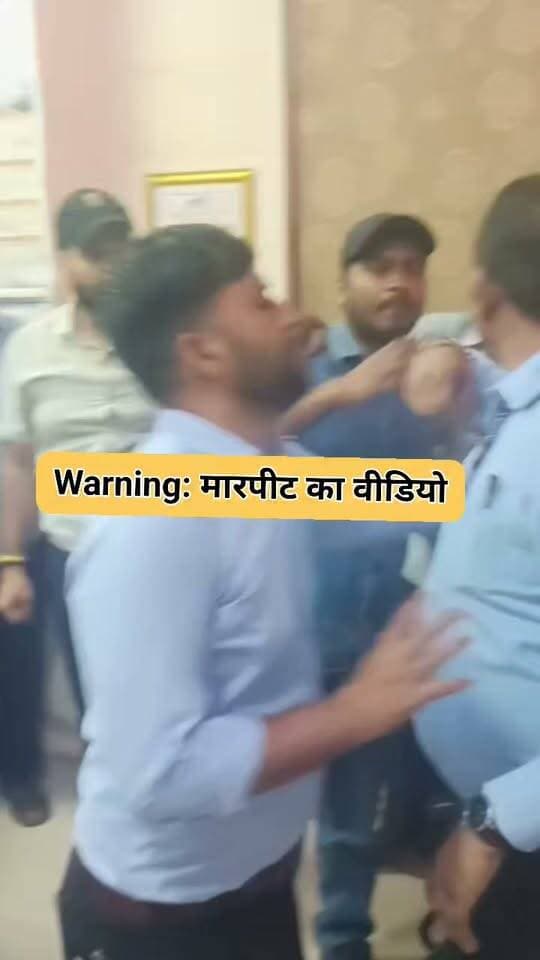 फिरोजाबाद में टूंडला स्टेशन पर डिप्टी SS और लोको पायलट में मारपीट, 3 घायल, वीडियो वायरल
फिरोजाबाद/न्यू टूंडला रेलवे स्टेशन (DFCCIL) पर शनिवार देर रात करीब 8 बजे गुड्स ट्रेन के क्रू बदलने को लेकर डिप्टी स्टेशन अधीक्षक और लोको पायलट में विवाद हो गया। विवाद इतना बढ़ा कि दोनों पक्षों में हाथापाई शुरू हो गई।
बताया जा रहा है कि स्टेशन पर मौजूद संविदा कर्मचारी बॉक्स पोर्टर राहुल (निवासी टूंडली) जब इस घटना का वीडियो बनाने लगा तो लोको पायलट ने उस पर पत्थर से हमला कर दिया। राहुल का सिर फट गया और वह लहूलुहान हो गया। इस झगड़े में 2 अन्य लोग भी घायल हुए हैं।
20 मिनट तक रेल परिचालन बाधित रहा। सूचना पर RPF और थाना टूंडला पुलिस मौके पर पहुंची। RPF कंपनी कमांडर अवधेश गोस्वामी ने कहा - मामले की जांच की जा रही है।
वीडियो में साफ दिख रहा है कैसे स्टेशन के अंदर ही कर्मचारी आपस में उलझ गए।
#Tundla #Firozabad #NewTundlaStation #DFCCIL #IndianRailways #UPNews #DDMNews #KashmirSinghJournalist
वीडियो सौजन्य : स्थानीय
---