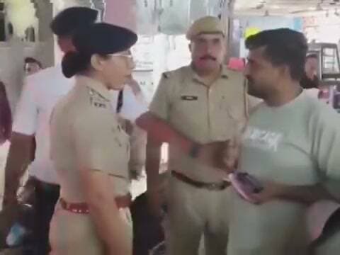 Ajmer : Kishangarh : महिला पुलिस अधिकारी ने मारा वकील को थप्पड़
अजमेर जिले के किशनगढ़ में सड़क पर गाड़ी खड़ी करने पर ट्रैफिक सीओ अंजू यादव और वकील बाबूलाल बागरिया के बीच विवाद
इस दौरान ट्रैफिक सीओ ने वकील को मारा थप्पड़
घटना का वीडियो सोशल मीडिया पर वायरल है जिसमें महिला अधिकारी वकील को थप्पड़ मारते हुए साफ़-साफ़ नजर आ रही हैं