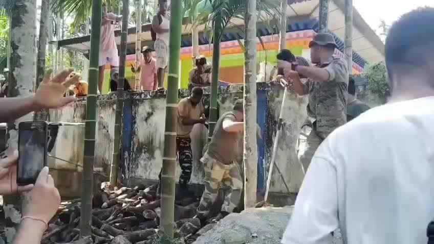 আলিপুরদুয়ার ২: টোটোপাড়া থেকে উদ্ধার ১২ ফুট লম্বা কিং কোবরা