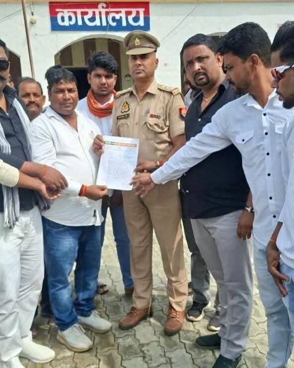 #BalrampurPolice
नवरात्र में तेज आवाज वाले डीजे पर रोक, सामान्य डीजे बजाने की मिले अनुमति; शराब की दुकानें भी 10 दिन बंद करने की मांग
#पचपेड़वा (#बलरामपुर)। शारदीय नवरात्र और दशहरा पर्व को देखते हुए क्षेत्र के लोगों ने तेज आवाज वाले डीजे पर प्रतिबंध लगाने के साथ सामान्य आवाज में डीजे बजाने की अनुमति देने की मांग की है। इस संबंध में 10 अक्टूबर को थाना पचपेड़वा के थानाध्यक्ष को प्रार्थना पत्र देकर क्षेत्रवासियों की भावनाओं और धार्मिक आयोजनों को ध्यान में रखते हुए उचित निर्णय लेने की अपील की गई है। इसके साथ ही नवरात्र और दशहरा के दौरान 10 दिनों तक शराब की दुकानों को बंद रखने की मांग भी उठाई गई है।
प्रार्थना पत्र में कहा गया है कि शारदीय नवरात्र के अवसर पर डीजे बजाने को लेकर जारी दिशा-निर्देशों का सभी को सम्मान करना चाहिए। हालांकि, तेज आवाज वाले डीजे पर प्रतिबंध लगाते हुए सामान्य आवाज में डीजे बजाने की अनुमति दी जानी चाहिए। इससे धार्मिक आयोजनों की परंपरा भी बनी रहेगी और आम लोगों को तेज ध्वनि से होने वाली परेशानी से भी राहत मिलेगी।
शराब की दुकानों को भी बंद करने की उठाई मांग
प्रार्थना पत्र में होली, दीपावली और दो अक्टूबर जैसे अवसरों पर शराब की दुकानों को बंद रखे जाने का उदाहरण देते हुए कहा गया है कि नवरात्र और दशहरा जैसे प्रमुख पर्वों पर भी शराब की बिक्री पर रोक लगाई जानी चाहिए। मांग करने वालों का तर्क है कि शराब के सेवन से भी कई घटनाएं होती हैं और लोगों की जान तक चली जाती है। ऐसे में पर्व के दौरान शराब की दुकानों को 10 दिनों तक बंद रखने पर प्रशासन को विचार करना चाहिए।
आवेदनकर्ताओं ने थाना अध्यक्ष से अपील की है कि धार्मिक आस्था, जनसुविधा और शांति व्यवस्था को ध्यान में रखते हुए सामान्य आवाज वाले डीजे बजाने की अनुमति प्रदान की जाए। साथ ही नवरात्र और दशहरा के दौरान शराब की दुकानों को बंद रखने के संबंध में भी उचित कदम उठाया जाए।
इस मांग में श्यामू चौधरी, मंडल अध्यक्ष गणेशपुर, अमित कुमार जायसवाल उर्फ अप्पू, मंडल अध्यक्ष पचपेड़वा, पंकज सिंह, रामविलास विश्वकर्मा, निरंजन पांडेय, भोला यादव, शंकर चौधरी, सुरेश निषाद, विकास सिंह, रिंकू चौधरी, प्रधान विजय शिल्पकार, लवकुश चौधरी, अहमद और शहंशाह सहित अन्य लोगों के नाम शामिल हैं।
#वायरल #trendingpost ।