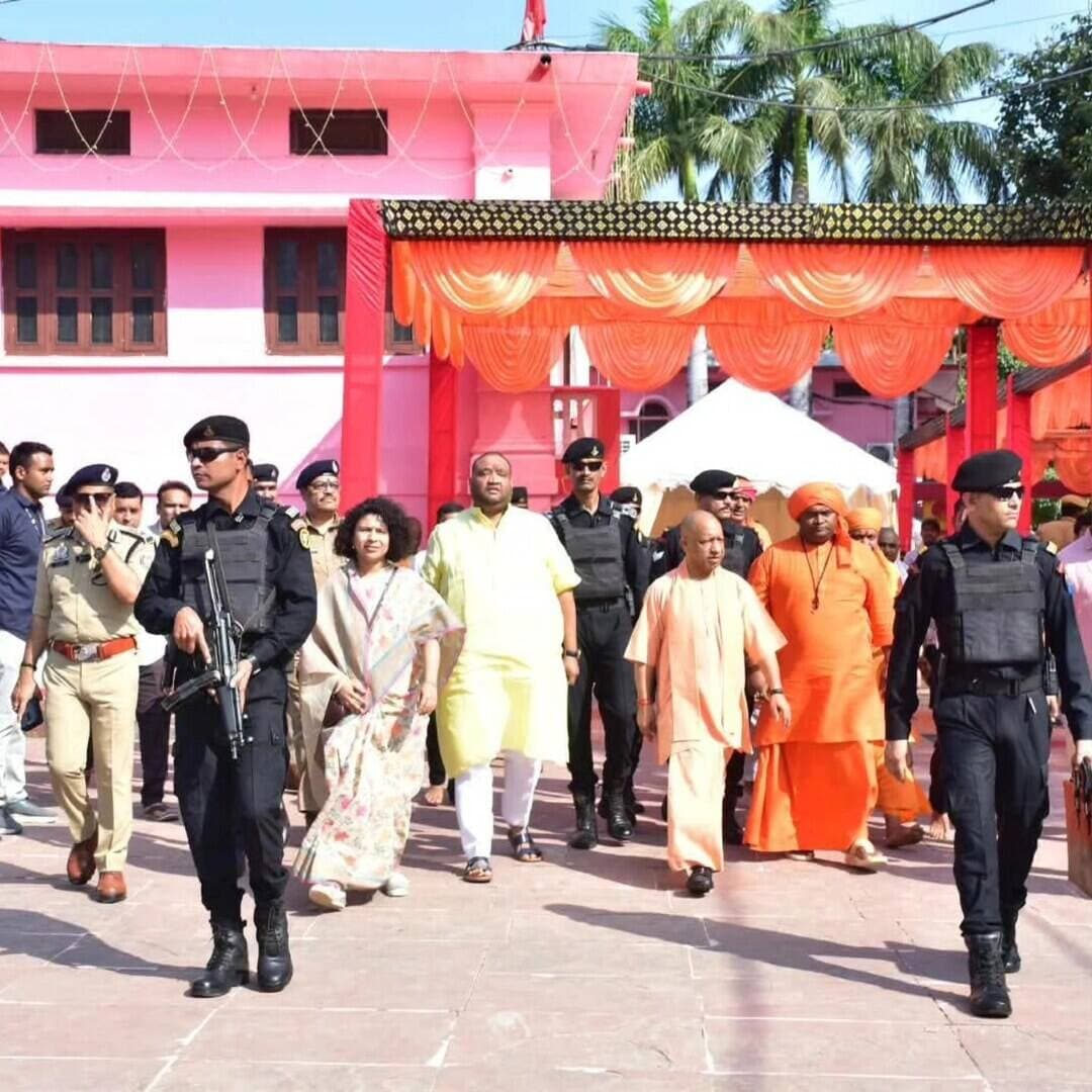 #बलरामपुर को मिल सकती है फोरलेन की सौगात: चेयरमैन डॉ. धीरू ने सीएम योगी आदित्यनाथ से की प्रमुख मार्गों के चौड़ीकरण की मांग...
#बलरामपुर:
तुलसीपुर विधानसभा क्षेत्र के शक्तिपीठ मां पाटेश्वरी देवी की पावन धरती पर आयोजित 'शिक्षा की उड़ान' कार्यक्रम में उत्तर प्रदेश के मुख्यमंत्री योगी आदित्यनाथ और नगर पालिका परिषद बलरामपुर के अध्यक्ष डॉ. धीरेंद्र प्रताप सिंह 'धीरू' सम्मिलित हुए। इस दौरान नगर के विकास को गति देने के लिए चेयरमैन डॉ. धीरू ने मुख्यमंत्री के समक्ष एक अहम मांग रखी।
मुख्यमंत्री के समक्ष रखी गई प्रमुख मांगें व कार्यक्रम के मुख्य बिंदु:
चारों प्रमुख मार्ग बनेंगे फोरलेन: चेयरमैन डॉ. धीरेंद्र प्रताप सिंह 'धीरू' ने मुख्यमंत्री योगी आदित्यनाथ से नगर के चारों प्रमुख मार्गों को डिवाइडर सहित फोरलेन बनाने की मांग की। इससे यातायात सुगम होने, जाम की समस्या से स्थायी राहत मिलने और सड़क सुरक्षा बढ़ने की उम्मीद है।
'शिक्षा की उड़ान' पहल: कार्यक्रम के दौरान मुख्यमंत्री योगी आदित्यनाथ ने विद्यार्थियों को स्टडी टेबल और विभिन्न लाभार्थियों को प्रमाण पत्र व आशीर्वाद-पत्र वितरित किए। इस पहल का उद्देश्य बच्चों को बेहतर शैक्षिक माहौल प्रदान करना और उनके उज्ज्वल भविष्य की राह आसान करना है।
गणमान्य अतिथियों की उपस्थिति: इस अवसर पर तुलसीपुर देवीपाटन मंदिर के महंत मिथिलेश नाथ जी महाराज, भाजपा जिलाध्यक्ष रवि कुमार मिश्रा, बलरामपुर विधायक पल्टूराम, तुलसीपुर विधायक कैलाश नाथ शुक्ल, उतरौला विधायक राम प्रताप वर्मा, गैसड़ी के निवर्तमान विधायक शैलेश कुमार सिंह 'शैलू', जिला पंचायत अध्यक्ष डॉ. आरती तिवारी सहित कई अधिकारी, पदाधिकारी और कार्यकर्ता उपस्थित रहे।
चेयरमैन डॉ. धीरू द्वारा की गई इस मांग को बलरामपुर के आधारभूत ढांचे के विकास की दिशा में एक बड़ा कदम माना जा रहा है।