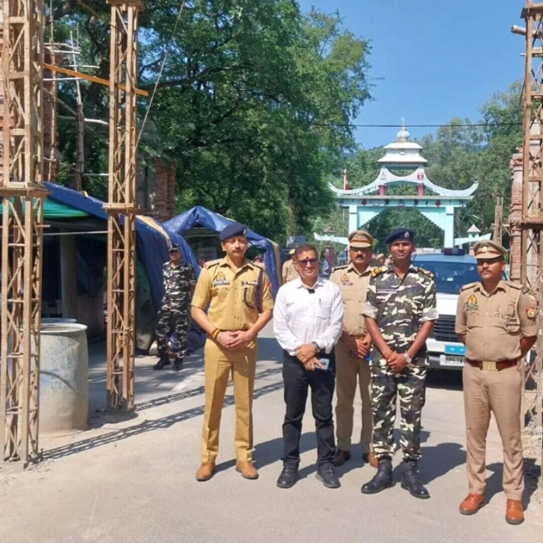 #Balrampur ! एडीजी जोन गोरखपुर का कोयलाबास बॉर्डर पर कड़ा पहरा: भारत-नेपाल सीमा पर सुरक्षा व्यवस्था का औचक निरीक्षण
#बलरामपुर:
अपर पुलिस महानिदेशक (एडीजी) जोन गोरखपुर श्री राम कुमार ने रविवार को भारत-नेपाल अंतर्राष्ट्रीय सीमा स्थित कोयलाबास बॉर्डर (कोतवाली जरवा) का औचक निरीक्षण किया। एसएसबी अधिकारियों के साथ सीमाई सुरक्षा का जायजा लेते हुए उन्होंने बैरियर चेकिंग, सीसीटीवी निगरानी और आवागमन रजिस्टरों की गहन पड़ताल की।
तस्करी और संदिग्ध गतिविधियों पर जीरो टॉलरेंस अपनाते हुए एडीजी ने अधिकारियों को स्पष्ट निर्देश दिए कि सीमा पर आने-जाने वाले हर व्यक्ति और वाहन की शत-प्रतिशत चेकिंग हो तथा बिना वैध पहचान पत्र किसी की आवाजाही न हो। अवैध तस्करी रोकने के लिए एसएसबी और स्थानीय पुलिस को संयुक्त गश्त तेज करने, पगडंडियों पर विशेष नजर रखने और ग्राम सुरक्षा समितियों के सहयोग से इंटेलिजेंस नेटवर्क को और अधिक मजबूत करने के निर्देश दिए गए।
निरीक्षण के दौरान मुस्तैद जवानों का उत्साहवर्धन किया गया। इस अवसर पर क्षेत्राधिकारी तुलसीपुर अभय प्रताप मल्ल, एसएचओ जरवा योगेश प्रताप सिंह सहित एसएसबी और पुलिस बल के अधिकारी उपस्थित रहे।