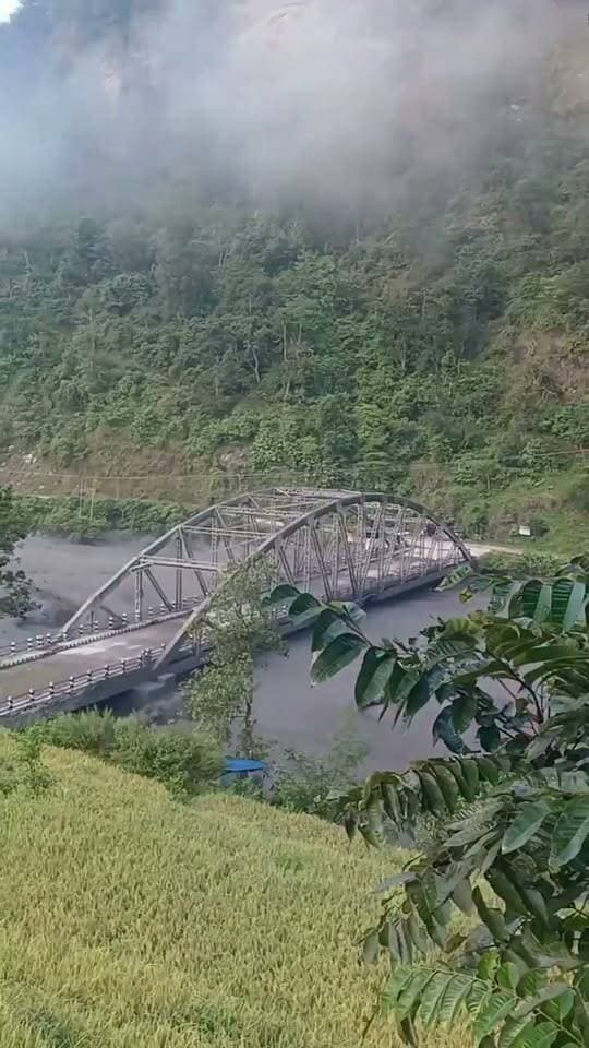 দেখুন আজ নেপালের ভয়াবহ হড়পা বানে কিভাবে আস্ত একটি সেতু দুমড়ে মুছড়ে ভেসে গেল নিমেষেই