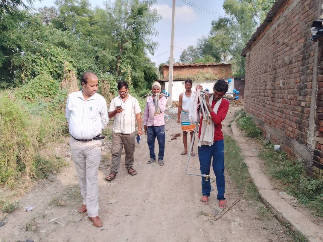 लोदीपुर में तीन दिन में पूरे होंगे जल जीवन मिशन के शेष कनेक्शन
अपर जिलाधिकारी ने किया स्थलीय निरीक्षण, ग्रामीणों से नल की टोटियां सुरक्षित रखने की अपील
हमीरपुर। विकासखंड मुस्करा के लोदीपुर गांव में जल जीवन मिशन के तहत संचालित पुनर्गठन पेयजल योजना का अपर जिलाधिकारी (नमामि गंगे) विजय सिंह ने स्थलीय निरीक्षण किया। जिलाधिकारी अशोक कुमार के निर्देशन में हुए निरीक्षण के दौरान उन्होंने कार्यदायी संस्था को शेष कार्य तीन दिन में पूरा करने के निर्देश दिए।
निरीक्षण के दौरान बताया गया कि गांव में योजना के तहत करीब 70 से 80 पेयजल कनेक्शन लगाए जाने शेष हैं। इन्हें आगामी तीन दिनों में पूरा करने का लक्ष्य निर्धारित किया गया है। वर्तमान में श्री हरि इंफ्रा प्रोजेक्ट प्राइवेट लिमिटेड की ओर से कार्य कराया जा रहा है। कार्य पूरा होने के बाद योजना के संचालन और अनुरक्षण की जिम्मेदारी आईटी वर्ल्ड इंटरनेशनल को सौंपी जाएगी।
इस दौरान अपर जिलाधिकारी की मौजूदगी में गांव निवासी अरविंद पुत्र मन्ना सिंह के घर पर नया पेयजल कनेक्शन लगाया गया। योजना के तहत घरों में मजबूत लोहे के स्टैंड पर पीतल की टोटियां लगाई जा रही हैं। कुछ घरों में कनेक्शन को क्लैंप और सीमेंट की मदद से व्यवस्थित किया जा रहा है। कंपनी के ब्लॉक इंचार्ज अमित वर्मा की देखरेख में कार्य प्रगति पर है।
अपर जिलाधिकारी विजय सिंह ने ग्रामीणों से अपील की कि घरों में लगाए जा रहे नल और अन्य उपकरणों को सुरक्षित रखें। उन्होंने कहा कि टोटियों को उखाड़कर बेचने से बचें और पेयजल कनेक्शन का उचित उपयोग करें, ताकि ग्रामीणों को नियमित रूप से स्वच्छ पेयजल की सुविधा मिल सके।
स्रोत: जिला सूचना कार्यालय, हमीरपुर की प्रेस विज्ञप्ति, 11 अक्टूबर 2026।