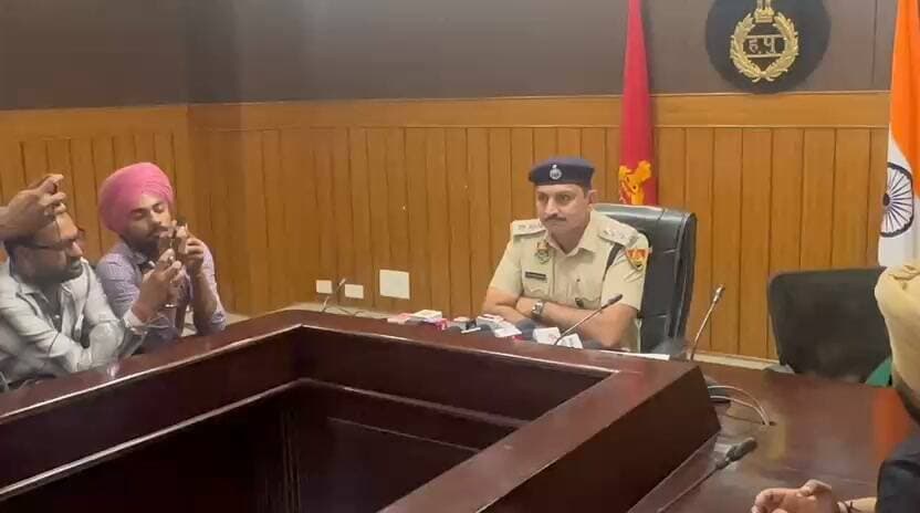 पानीपत पुलिस
09 अक्तूबर 2026
राहगिरों से मोबाइल स्नेचिंग व चोरी करने वाले गिरोह के चार आरोपी गिरफ्तार; 20 से अधिक वारदातों का खुलासा
पानीपत, 09 अक्तुबर । सीआईए टू पुलिस टीम ने राहगिरों से मोबाइल स्नेचिंग व चोरी करने वाले गिरोह के दो आरोपियों को गिरफ्तार कर उनकी निशानदेही पर स्नेचिंग व चोरी के मोबाइल खरीदने वाले दो आरोपियों को काबू किया है। आरोपियों की पहचान कमल निवासी गांधी कॉलोनी, संजू निवासी इदगाह कॉलोनी, अंकुश निवासी गीता कॉलोनी व युसुफ निवासी मारूपुर मालदा पश्चिम बंगाल हाल किरायेदार फ्लौरा चौक के रूप में हुई है।
डीएसपी मुख्यालय श्री विकास कुमार ने शुक्रवार को जिला सविचालय स्थित पुलिस विभाग के सभागार में प्रेसवार्ता में बताया कि सीआईए टू पुलिस टीम को वीरवार शाम को गश्त के दौरान गुप्त सूचना मिली थी कि संदिग्ध दो युवक एक स्कूटी पर सवार होकर सेक्टर 13/17 में हेलीपेड के पास घूम रहे है। पुलिस टीम ने तुरंत मौके पर दबिश देकर दोनों युवकों को काबू कर पूछताछ की। पूछताछ में युवकों ने अपनी पहचान कमल पुत्र विनोद निवासी गांधी कॉलोनी व संजू पुत्र राम मिलन निवासी इदगाह कॉलोनी के रूप में बताई। सख्ती से पूछताछ करने पर दोनों आरोपियों ने मिलकर 30 सितंबर को बरसत रोड पर पांचाल अस्पताल के नजदीक पैदल जा रहे एक युवक से मोबाइल स्नेचिंग करना स्वीकार किया। मोबाइल स्नेचिंग की वारदात बारे थाना सेक्टर 13/17 में अक्षय पुत्र रविंद्र निवासी विकास नगर की शिकायत पर अभियोग दर्ज है।
डीएसपी मुख्यालय श्री विकास कुमार ने बताया कि पूछताछ में दोनों आरोपियों ने पुलिस को बताया उन दोनों ने गीता कॉलोनी निवासी संजू व फ्लौरा चौक निवासी युसुफ के साथ मिलकर साजिश रचकर मोबाइल स्नेचिंग की उक्त वारदात को अंजाम दिया था। आरोपियों ने पूछताछ में खुलासा किया उन दोनों ने पानीपत व करनाल में 20 से अधिक मोबाइल स्चेचिंग व चोरी कर साथी आरोपी संजू व कमल को बेच चुके है।
पुलिस ने दोनों आरोपियों की निशानदेही पर आरोपी अंकुश व युसुफ को जीटी रोड टोल प्लाजा के पास से गिरफ्तार किया। पूछताछ में दोनों आरोपियों ने स्नेच किया मोबाइल खरीदना स्वीकार किया।
उन्होंने बताया कि पुलिस आरोपियों के कब्जे वारदात में प्रयुक्त एक्टिवा बरामद कर ली है। शुक्रवार को चारों आरोपियों को माननीय न्यायालय में पेश कर पुलिस रिमांड पर लिया जाएगा । रिमांड के दौरान पुलिस आरोपियों से गहनता से पूछताछ करने तथा स्नेच व चोरी किए मोबाइल फोन बरामद करने का प्रयास करेगी।
आरोपियों से निम्न वारदातों का खुलासा हुआ;
1. 30 सितंबर को बरसत रोड पर पांचाल अस्पताल के नजदीक पैदल जा रहे अक्षय पुत्र रविंद्र निवासी विकास नगर से मोबाइल स्नेचिंग किया।
2. करीब 15/20 दिन पहले देवीलाल पार्क के पास दो मोबाइल फोन छिने।
3. करीब 20/25 दिन पहले घरौंडा से एक मोबाइल फोन छीना।
4. करीब 15/20 दिन पहले रेलवे स्टेशन पानीपत पर सो रहे व्यक्तियों के 5 मोबाइल फोन चोरी किए।