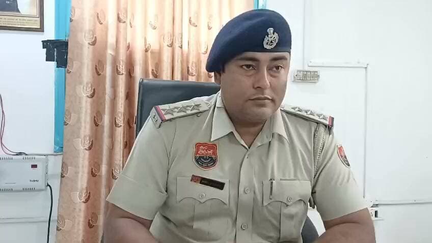 पानीपत पुलिस, हरियाणा
विषय: डीजे संचालकों द्वारा ध्वनि प्रदूषण एवं यातायात नियमों की पालना सुनिश्चित करने के संबंध में।
पानीपत पुलिस द्वारा सभी डीजे संचालकों, मैरिज पैलेस संचालकों एवं कार्यक्रम आयोजकों को निर्देशित किया जाता है कि वे डीजे, लाउडस्पीकर एवं ध्वनि विस्तारक यंत्रों का संचालन निर्धारित कानूनी प्रावधानों, प्रशासनिक निर्देशों तथा ध्वनि प्रदूषण संबंधी नियमों के अनुरूप सुनिश्चित करें।
डीजे एवं ध्वनि विस्तारक यंत्रों के अनियंत्रित एवं निर्धारित मानकों से अधिक ध्वनि स्तर पर संचालन से आमजन को असुविधा होती है तथा सार्वजनिक शांति एवं कानून-व्यवस्था प्रभावित होने की आशंका रहती है। इसके अतिरिक्त, डीजे वाहनों के कारण सड़कों पर यातायात बाधित होने की स्थिति भी उत्पन्न हो सकती है।
इस संबंध में सभी संबंधित व्यक्तियों को निम्नलिखित निर्देशों की दृढ़ता से पालना सुनिश्चित करने के निर्देश दिए जाते हैं:
1. डीजे एवं लाउडस्पीकर का संचालन निर्धारित समय-सीमा एवं लागू नियमों के अनुरूप ही किया जाए।
2. ध्वनि का स्तर निर्धारित मानकों के भीतर रखा जाए तथा सक्षम प्राधिकारी की अनुमति एवं लागू प्रतिबंधों का पूर्ण अनुपालन सुनिश्चित किया जाए।
3. अस्पतालों, शिक्षण संस्थानों, न्यायालयों एवं अन्य अधिसूचित शांत क्षेत्रों के आसपास लागू ध्वनि संबंधी प्रतिबंधों की विशेष रूप से पालना की जाए।
4. डीजे वाहनों को इस प्रकार संचालित अथवा पार्क न किया जाए, जिससे सड़क पर यातायात बाधित हो या आमजन को आवागमन में असुविधा का सामना करना पड़े।
5. किसी भी सार्वजनिक कार्यक्रम के आयोजन से पूर्व आवश्यक अनुमतियां प्राप्त की जाएं तथा संबंधित प्रशासन द्वारा जारी दिशा-निर्देशों का पालन किया जाए।
पानीपत पुलिस द्वारा स्पष्ट किया जाता है कि उपरोक्त नियमों एवं निर्देशों का उल्लंघन पाए जाने पर संबंधित व्यक्तियों के विरुद्ध प्रचलित कानून के तहत नियमानुसार वैधानिक कार्रवाई अमल में लाई जाएगी।
पानीपत पुलिस आमजन एवं डीजे संचालकों से अपील करती है कि वे कानून का पालन करते हुए सार्वजनिक शांति, ध्वनि प्रदूषण नियंत्रण एवं सुचारु यातायात व्यवस्था बनाए रखने में पुलिस प्रशासन का सहयोग करें।
जनहित में जारी।
पानीपत पुलिस