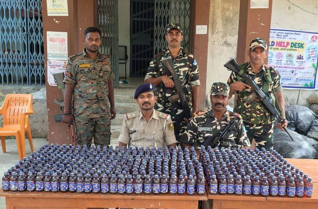कन्हौली थाना पुलिस एवं SSB की संयुक्त कार्रवाई में प्राप्त सूचना के आधार पर थानांतर्गत रामनगरा पोखर के समीप दो जूट की बोरियों से कुल 470 बोतल प्रतिबंधित कफ सिरप बरामद किया गया है। बरामद कफ सिरप को विधिवत जब्त करते हुए अग्रिम विधिसम्मत कार्रवाई की जा रही है।
<nis:link nis:type=tag nis:id=न्यू़जबिहारकीआवाज nis:value=न्यू़जबिहारकीआवाज nis:enabled=true nis:link/> <nis:link nis:type=tag nis:id=newsbiharkiaawaj nis:value=newsbiharkiaawaj nis:enabled=true nis:link/>