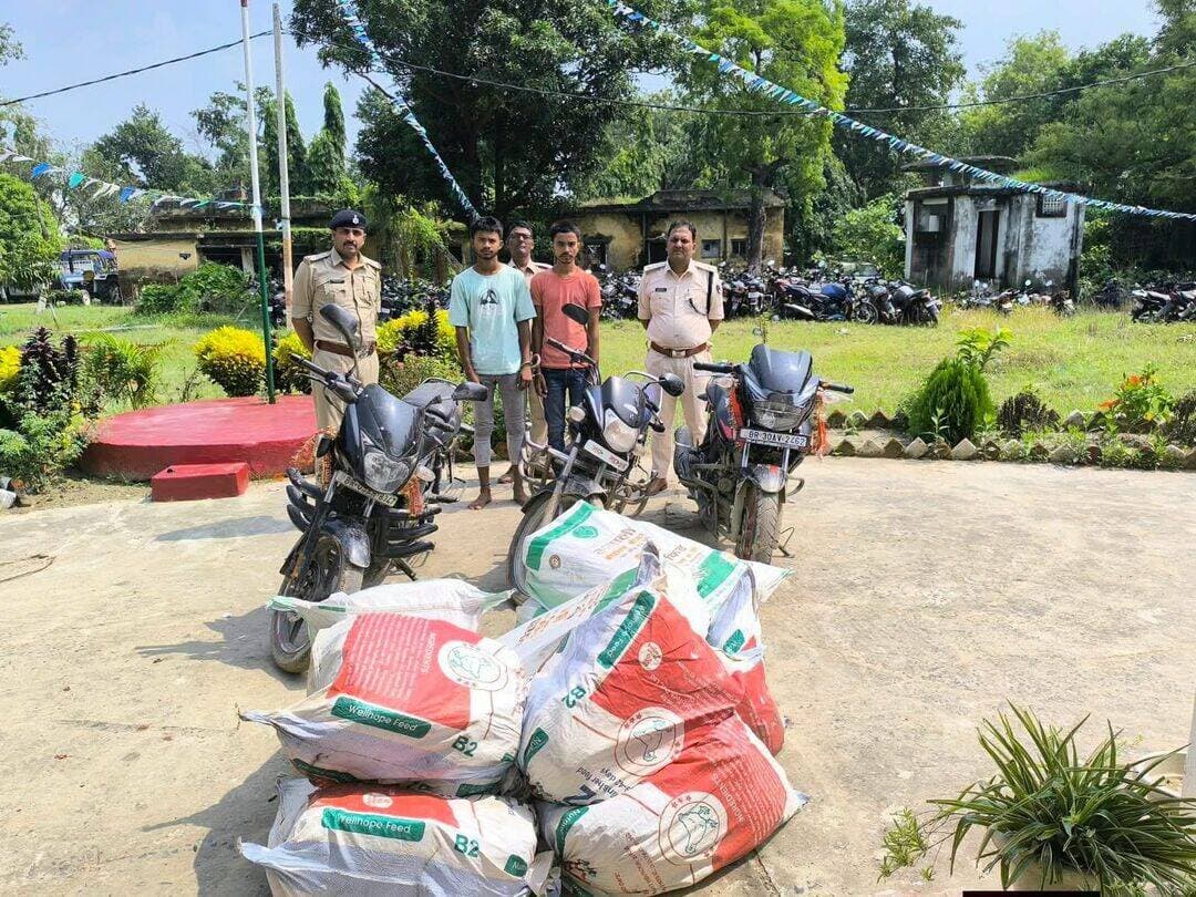 सोनबरसा थानांतर्गत चोरी की तीन मोटरसाइकिल सहित 342 लीटर देशी नेपाली शराब के साथ दो व्यक्तियों किशन कुमार एवं शिवम कुमार को गिरफ्तार किया गया है। अग्रिम विधि सम्मत कार्रवाई की जा रही है।
<nis:link nis:type=tag nis:id=न्यू़जबिहारकीआवाज nis:value=न्यू़जबिहारकीआवाज nis:enabled=true nis:link/> <nis:link nis:type=tag nis:id=newsbiharkiaawaj nis:value=newsbiharkiaawaj nis:enabled=true nis:link/>