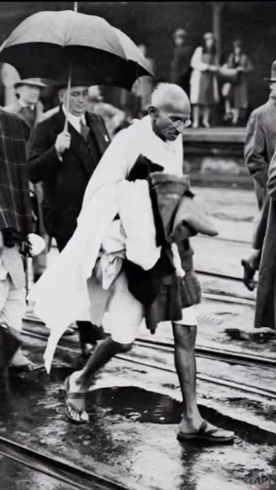 "आंख के बदले आंख पूरे विश्व को अंधा बना देगी."
- महात्मा गांधी #mahatmagandhi
