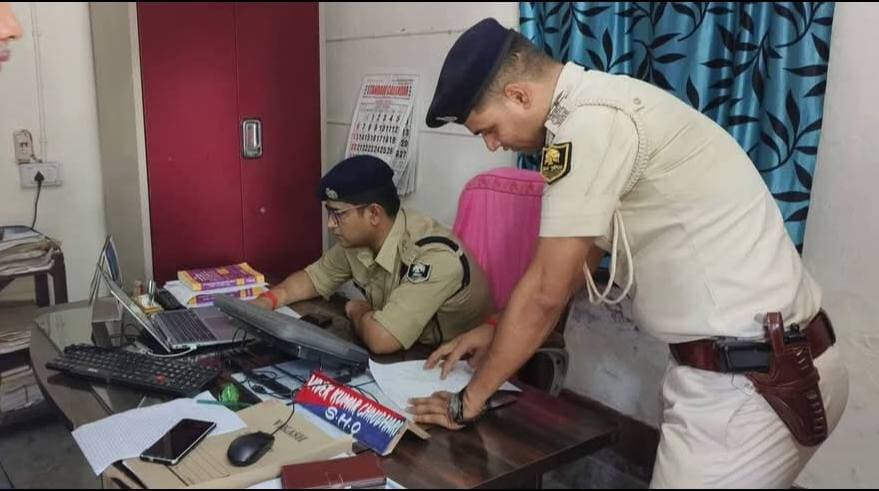 शेखोपुरसराय थाना का निरीक्षण कर थानों में कार्यप्रणाली उपलब्ध व्यवस्थाओं का जायजा लिया। निरक्षण के दौरान थाना परिसर की स्वच्छता, अभिलेखों का रख-रखाव मालखाना,हाजत, सीसीटीवी निगरानी व्यवस्था, वायरलेस संचार प्रणाली तथा अन्य संसाधनों का अवलोकन किया गया । निरक्षण क्रम में लंबित कांडों की अद्यतन स्थिति का समीक्षा करते हुए ।उनके त्वरित निष्पादन पर विशेष बल दिया गया।सभी सम्बन्धित पदाधिकारी को विधिसम्मत एवं प्रभावी कार्रवाई करने तथा जनसुरक्षा में दायित्वों के साथ कर्तव्यों का निर्वहन करने के लिए आवश्यक दिशा निर्देश दिए।
#sheikhpurapolice
#bihar
