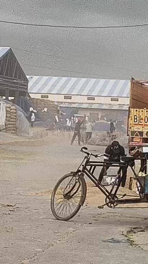 व्यासपुर अनाज मंडी से देखिए बादलों के बिगड़े हालात, किसान आढ़तियों के लिए चिंता का विषय।