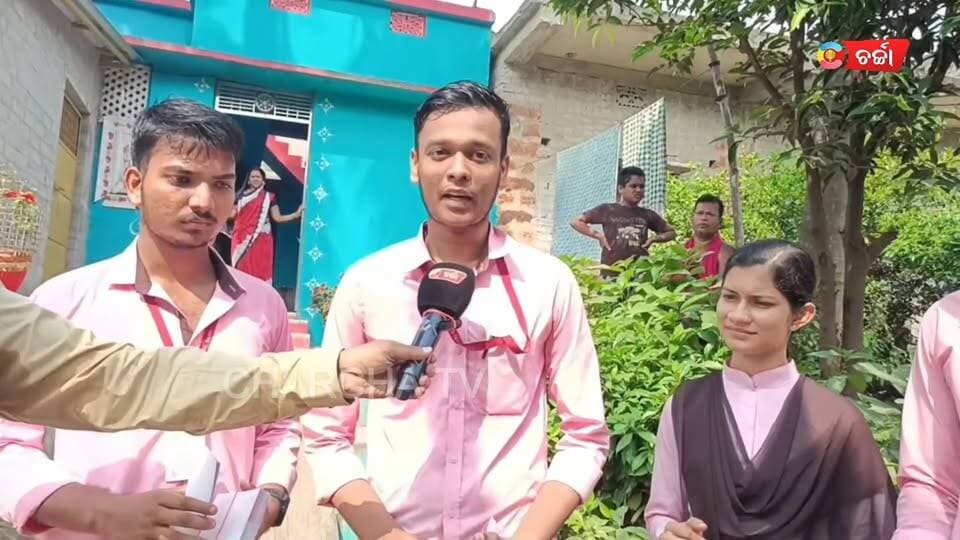 ବାଙ୍କୀ ସ୍ୱୟଂଶାସିତ ମହାବିଦ୍ୟାଳୟରେ ଛାତ୍ର ସଂସଦ ନିର୍ବାଚନକୁ ନେଇ ଜମୁଛି ପ୍ରଚାର। ନିଜ ସପକ୍ଷରେ ଭୋଟ ହାତେଇବା ପାଇଁ ଗାଁ ଗାଁ ବୁଲୁଛନ୍ତି ପ୍ରାର୍ଥୀ। ଘର ଘର, ସାହି ସାହି ବୁଲି ଛାତ୍ରଛାତ୍ରୀ ଓ ଭୋଟରଙ୍କୁ ଭେଟିବା ସହ ଚାଲିଛି ଭୋଟ ଭିକ୍ଷା। ନିର୍ବାଚନକୁ ନେଇ ପ୍ରାର୍ଥୀଙ୍କ ମଧ୍ୟରେ ବଢ଼ୁଛି ଉତ୍ସାହ। କ’ଣ ରହିଛି ପ୍ରାର୍ଥୀଙ୍କ ମୁଦ୍ଦା, ଭୋଟରଙ୍କୁ କ’ଣ ଦେଉଛନ୍ତି ପ୍ରତିଶ୍ରୁତି?
#Banki #BankiAutonomousCollege #StudentsUnionElection #StudentElection #ElectionCampaign #StudentPolitics #CollegeElection #OdishaNews #GroundReport #ManojKumarDalei #CharchaTV