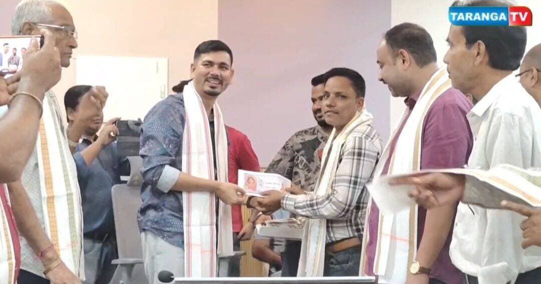 শারদোৎসব উপলক্ষে বাহার উদ্দিন লস্কর-সহ হাইলাকান্দির সাংবাদিকদের জাঁকালো সংবর্ধনা বিধায়ক ডঃ মিলন দাসের
<nis:link nis:type=tag nis:id=hailakandi nis:value=Hailakandi nis:enabled=true nis:link/> <nis:link nis:type=tag nis:id=drmilondas nis:value=DrMilonDas nis:enabled=true nis:link/> <nis:link nis:type=tag nis:id=baharuddinlaskar nis:value=BaharUddinLaskar nis:enabled=true nis:link/> <nis:link nis:type=tag nis:id=journalists nis:value=Journalists nis:enabled=true nis:link/> <nis:link nis:type=tag nis:id=durgapuja nis:value=DurgaPuja nis:enabled=true nis:link/> <nis:link nis:type=tag nis:id=sharadotsav nis:value=Sharadotsav nis:enabled=true nis:link/> <nis:link nis:type=tag nis:id=hailakandinews nis:value=HailakandiNews nis:enabled=true nis:link/> <nis:link nis:type=tag nis:id=assamnews nis:value=AssamNews nis:enabled=true nis:link/> <nis:link nis:type=tag nis:id=tarangatv nis:value=TARANGATV nis:enabled=true nis:link/>