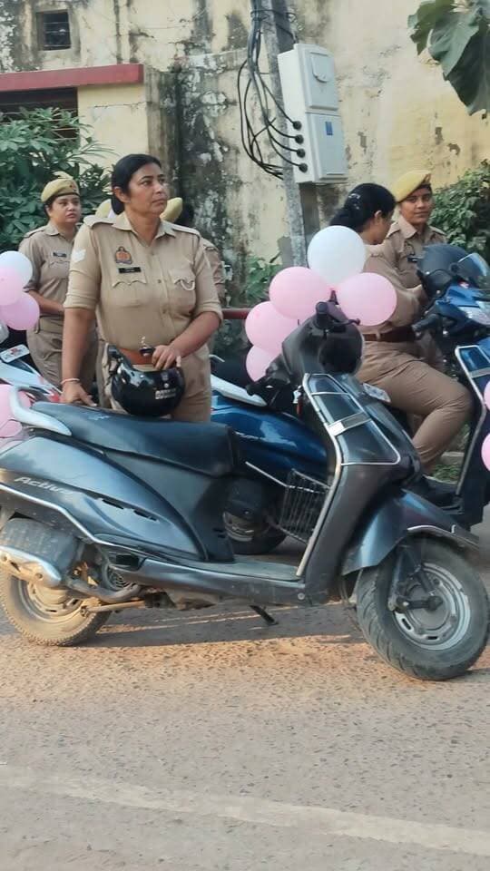 चित्रकूट: मिशन शक्ति अभियान 5.0 के तहत महिला सुरक्षा जागरूकता बाइक रैली आज
चित्रकूट। शारदीय नवरात्रि के पावन अवसर पर महिला सुरक्षा, सम्मान एवं स्वावलंबन के प्रति जन-जागरूकता बढ़ाने के उद्देश्य से मिशन शक्ति अभियान 5.0 के द्वितीय चरण के अंतर्गत 11 अक्टूबर 2026 को बाइक रैली का आयोजन किया जाएगा।
यह बाइक रैली थाना कोतवाली कर्वी से शाम 5 बजे निकाली जाएगी। पुलिस अधीक्षक चित्रकूट अरुण कुमार सिंह हरी झंडी दिखाकर रैली को रवाना करेंगे।
इस अभियान के माध्यम से महिलाओं एवं बालिकाओं को सुरक्षा के प्रति जागरूक करने, उनके अधिकारों की जानकारी देने तथा उन्हें आत्मनिर्भर बनने के लिए प्रेरित करने का संदेश दिया जाएगा।